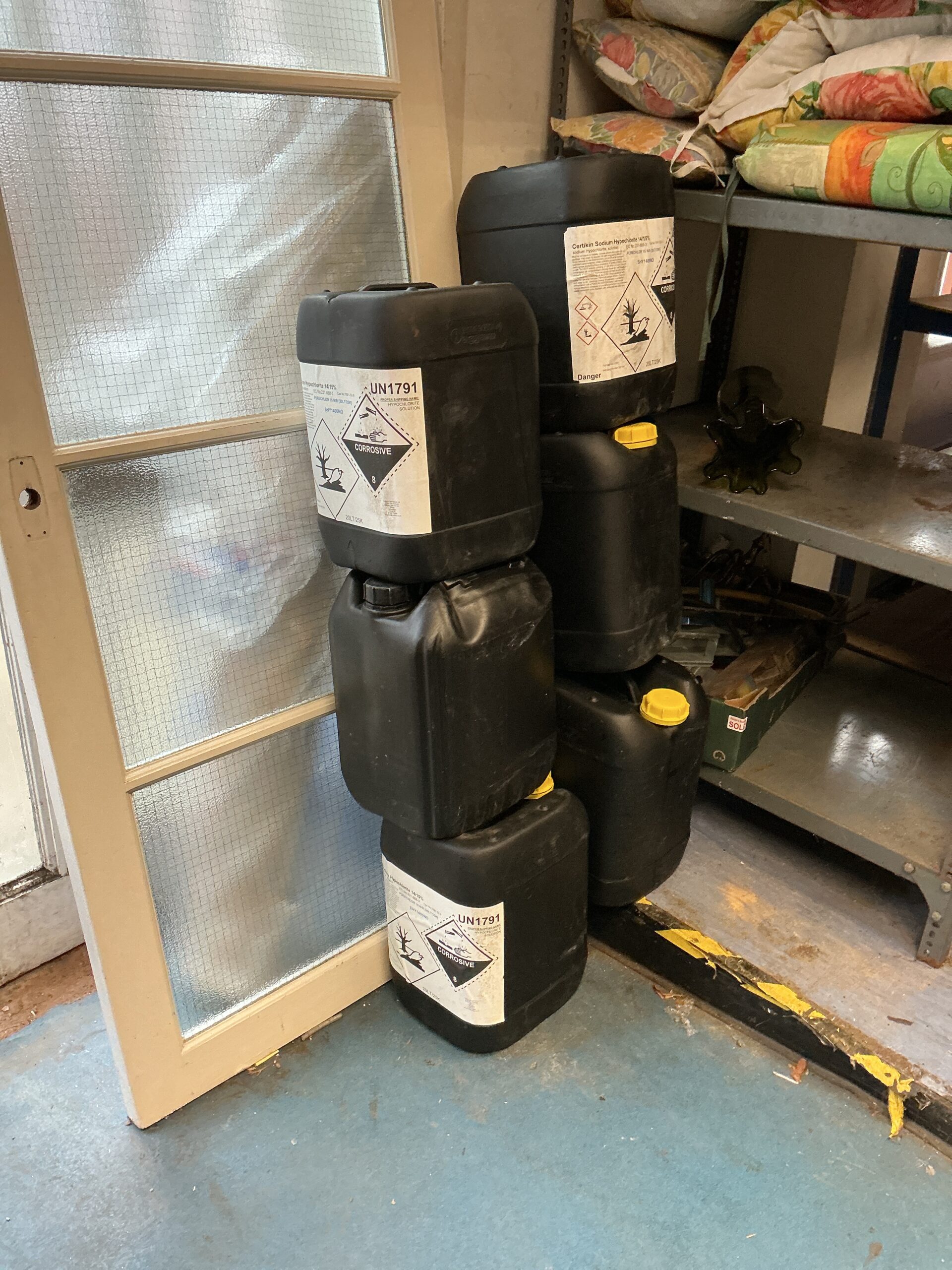 1289 Six empty Plastic Drums