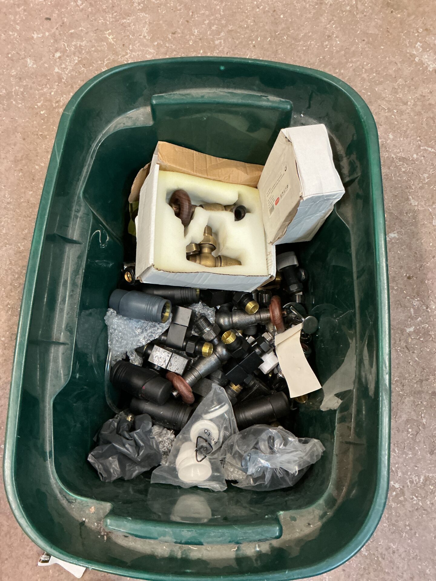 1168 Large quantity of central heating radiator valves and accessories