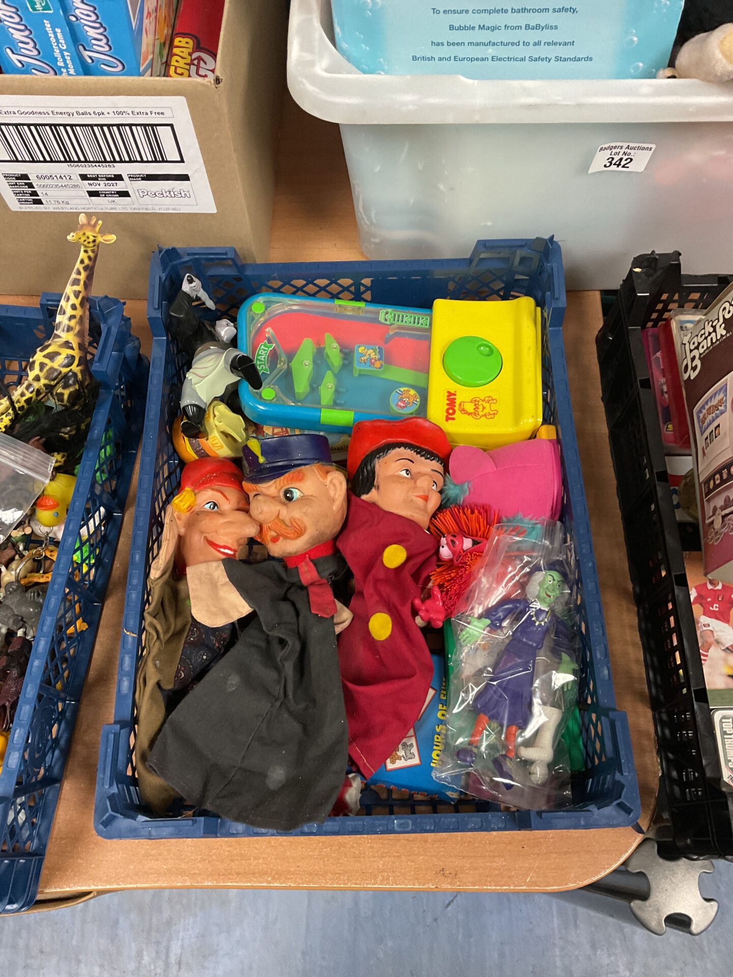 343 Tray of retro toys including puppets & tomy game