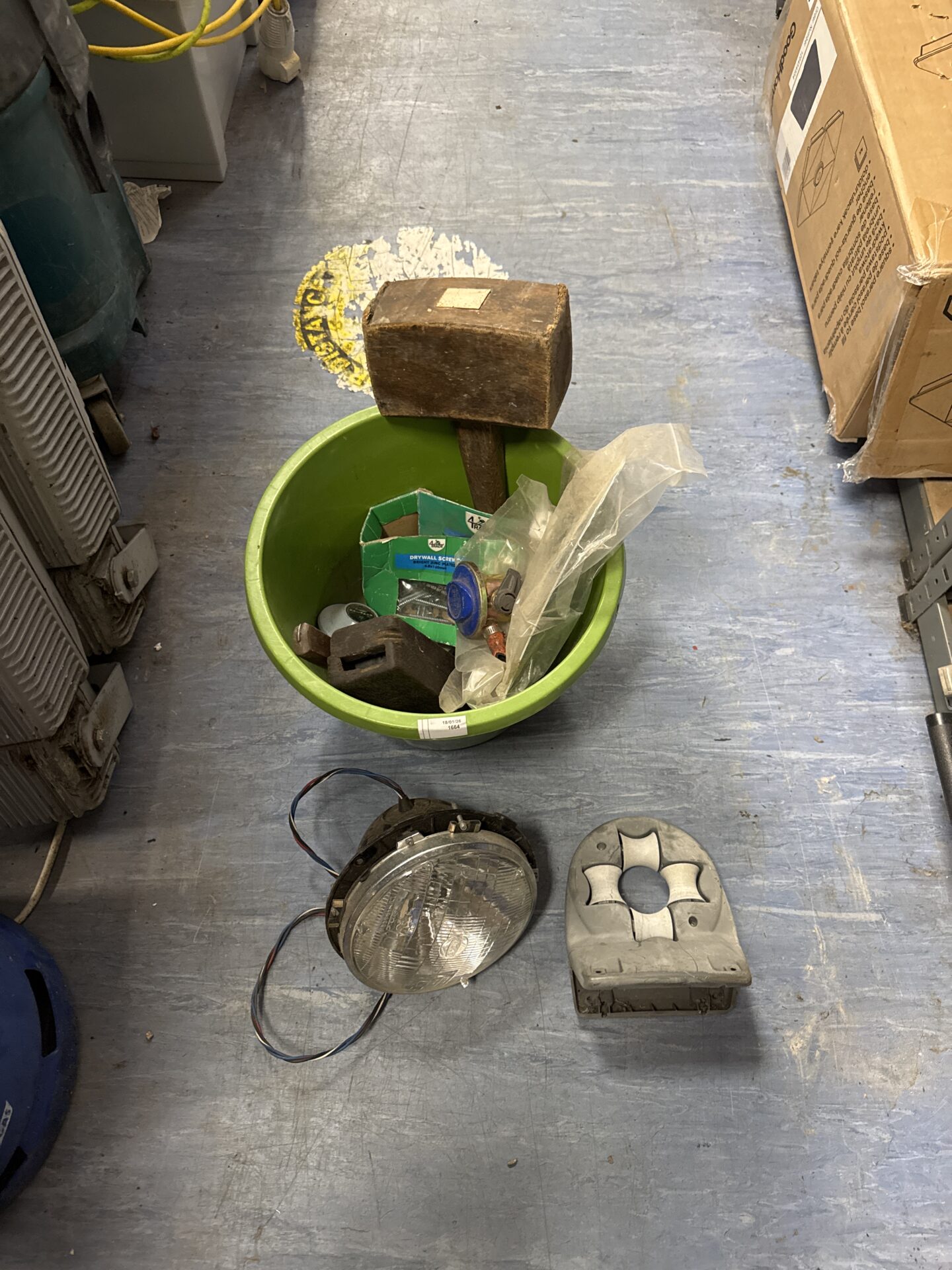 985 Bucket of mixed shed clearance items inc wooden mallet, large car lamp & others
