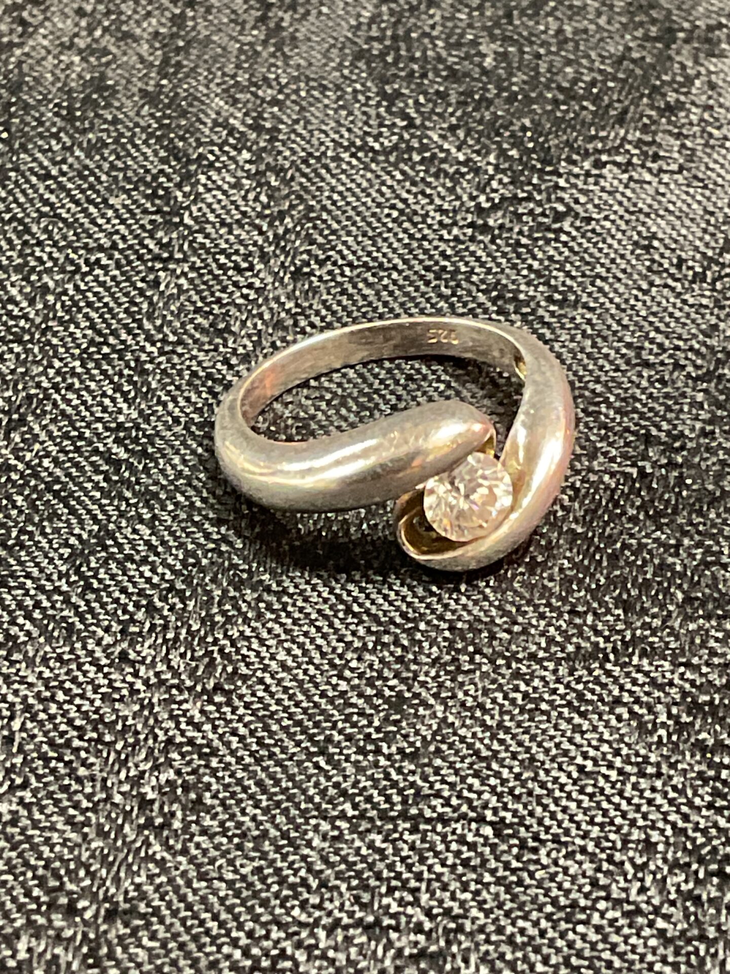 813 95 silver crossover ring set with white stone size L