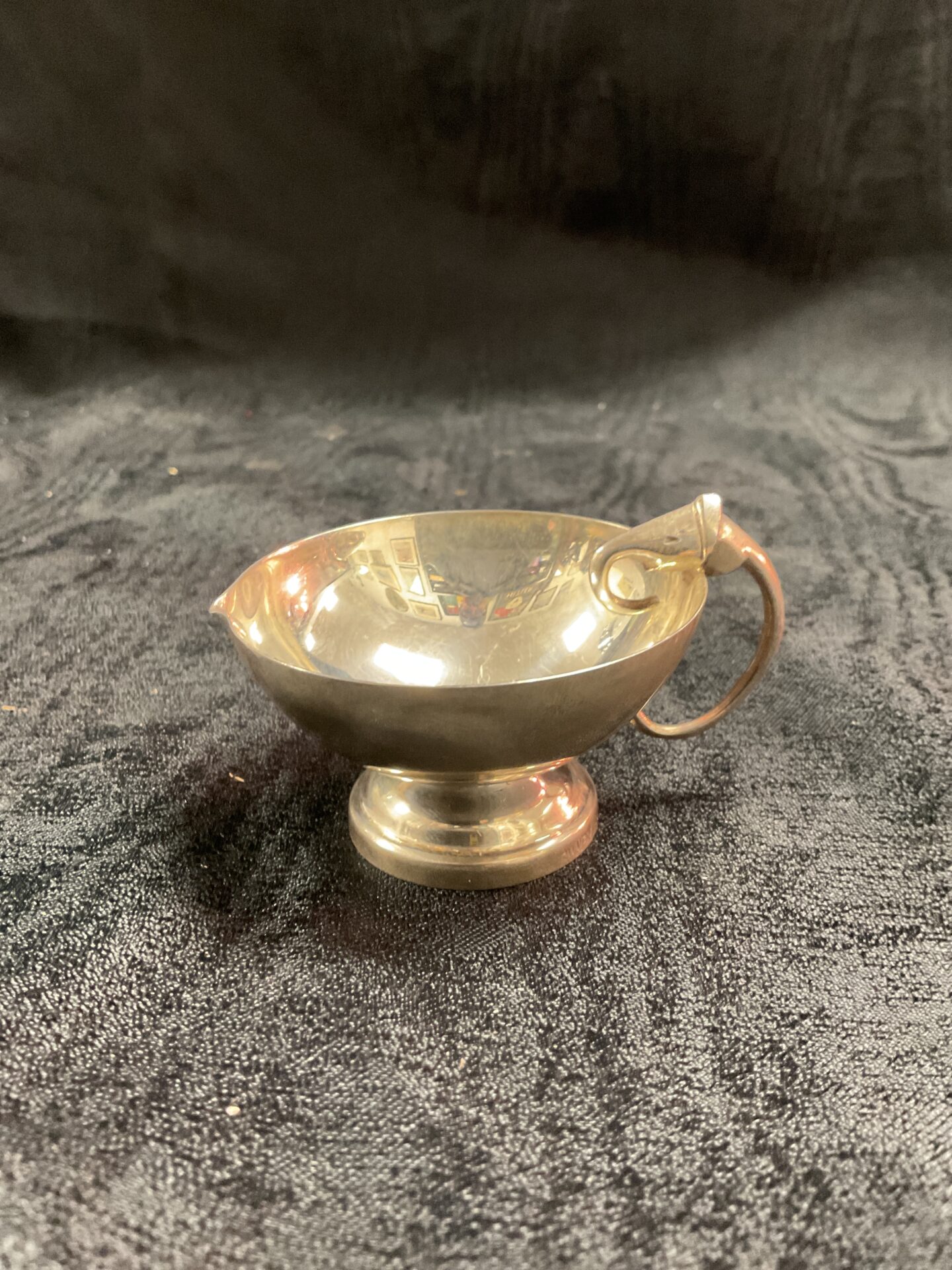 886 Small silver jug with elephant head handle 56.7g
