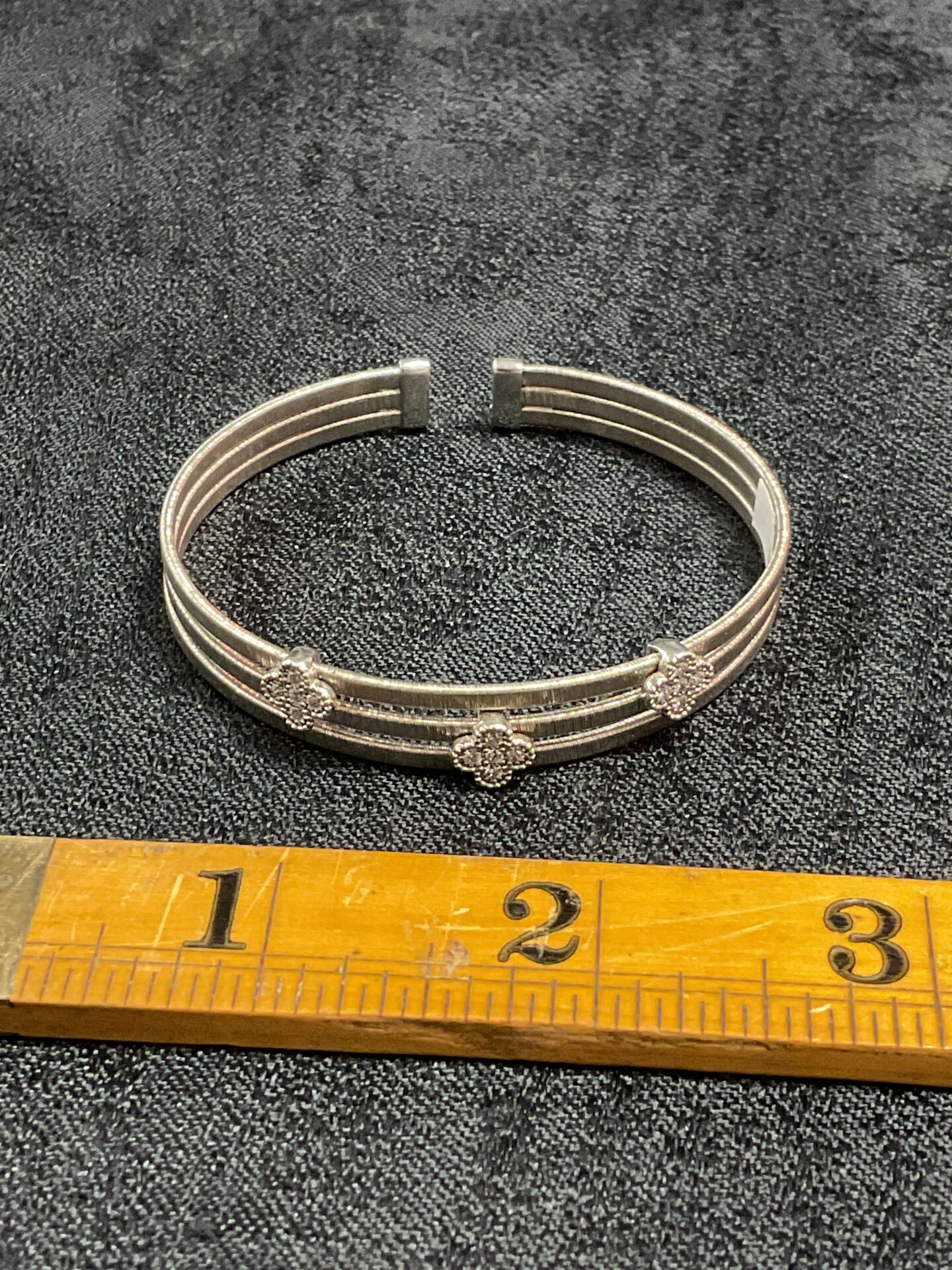 854 Hallmarked silver bracelet with three stone set flower decoration 13.5g