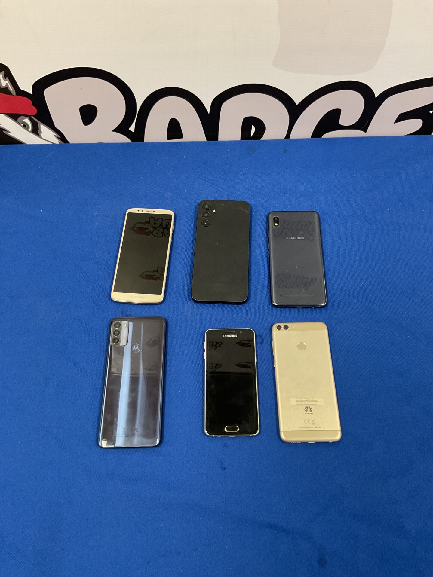 188 Bundle of smartphones incl. Samsung, Motorola, Huawei – power on but password locked