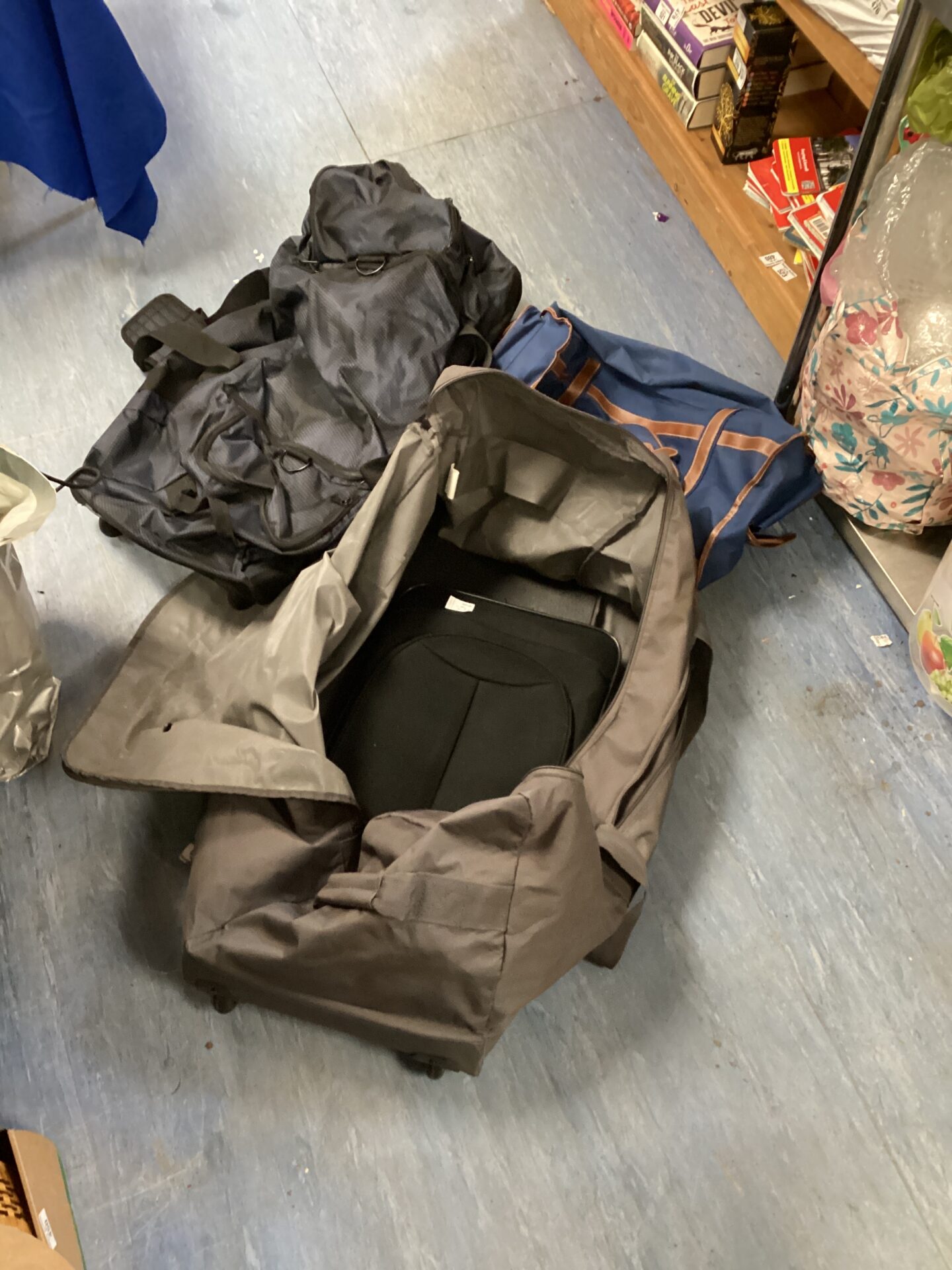 513 For travel banks, including 2 Holle style travel bags and wheeled suitcase