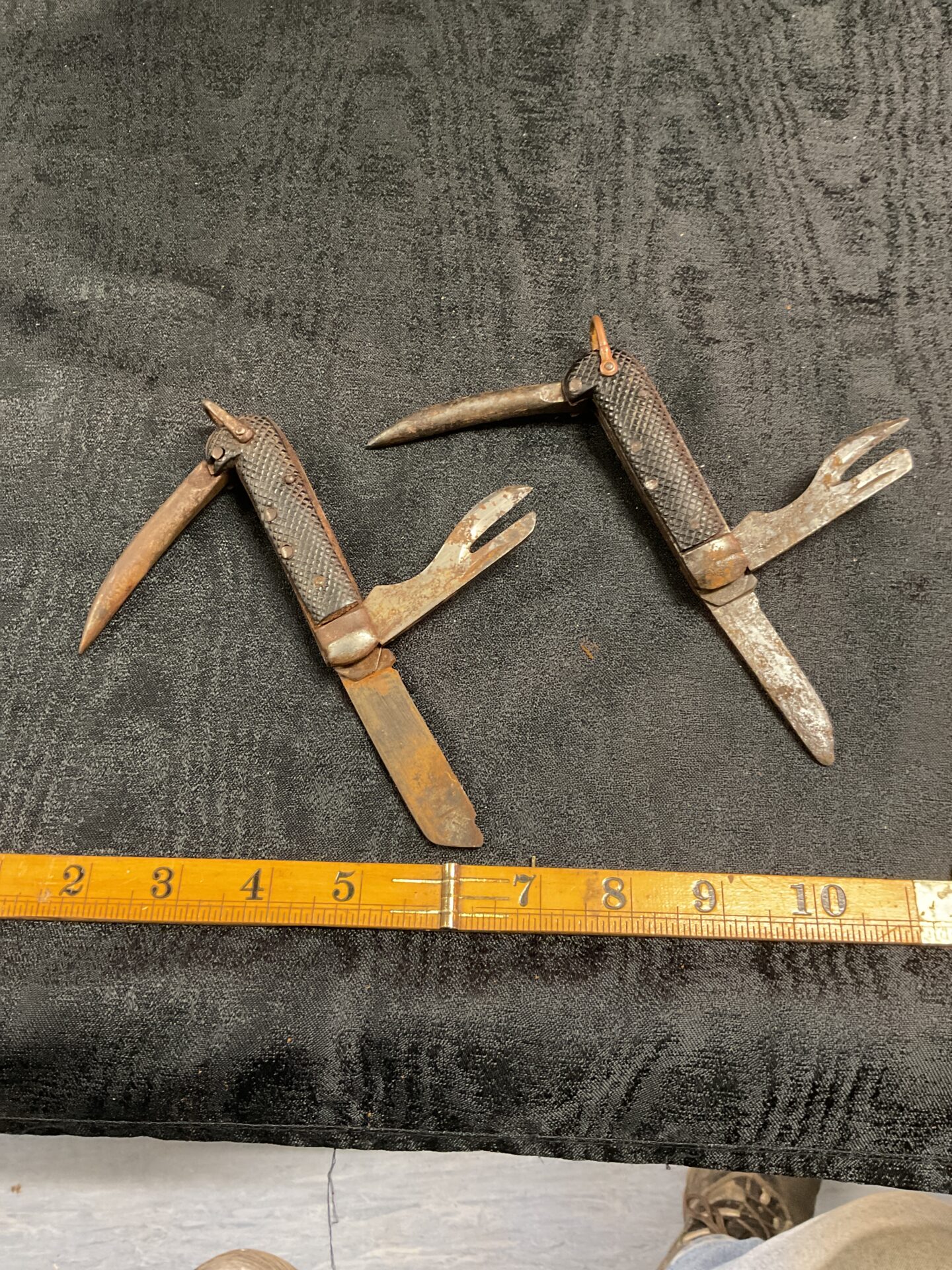 864 Two World War II British army jackknives one dated 1942 the other is earlierneed attention