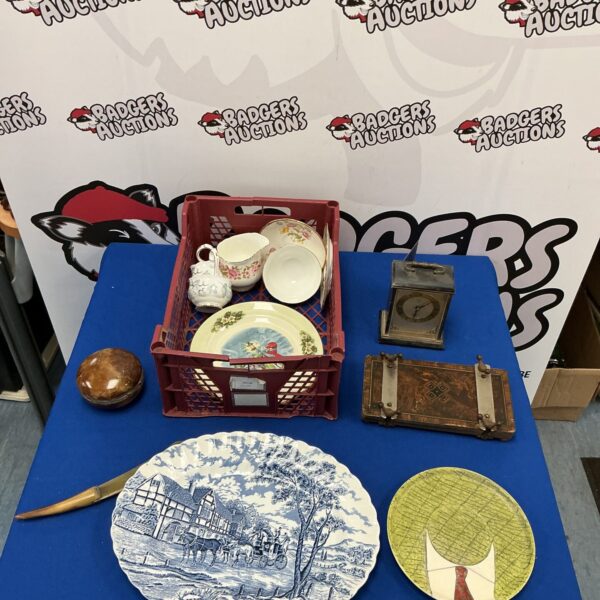 Vintage mixed lot with Metamec clock and decorative plates.