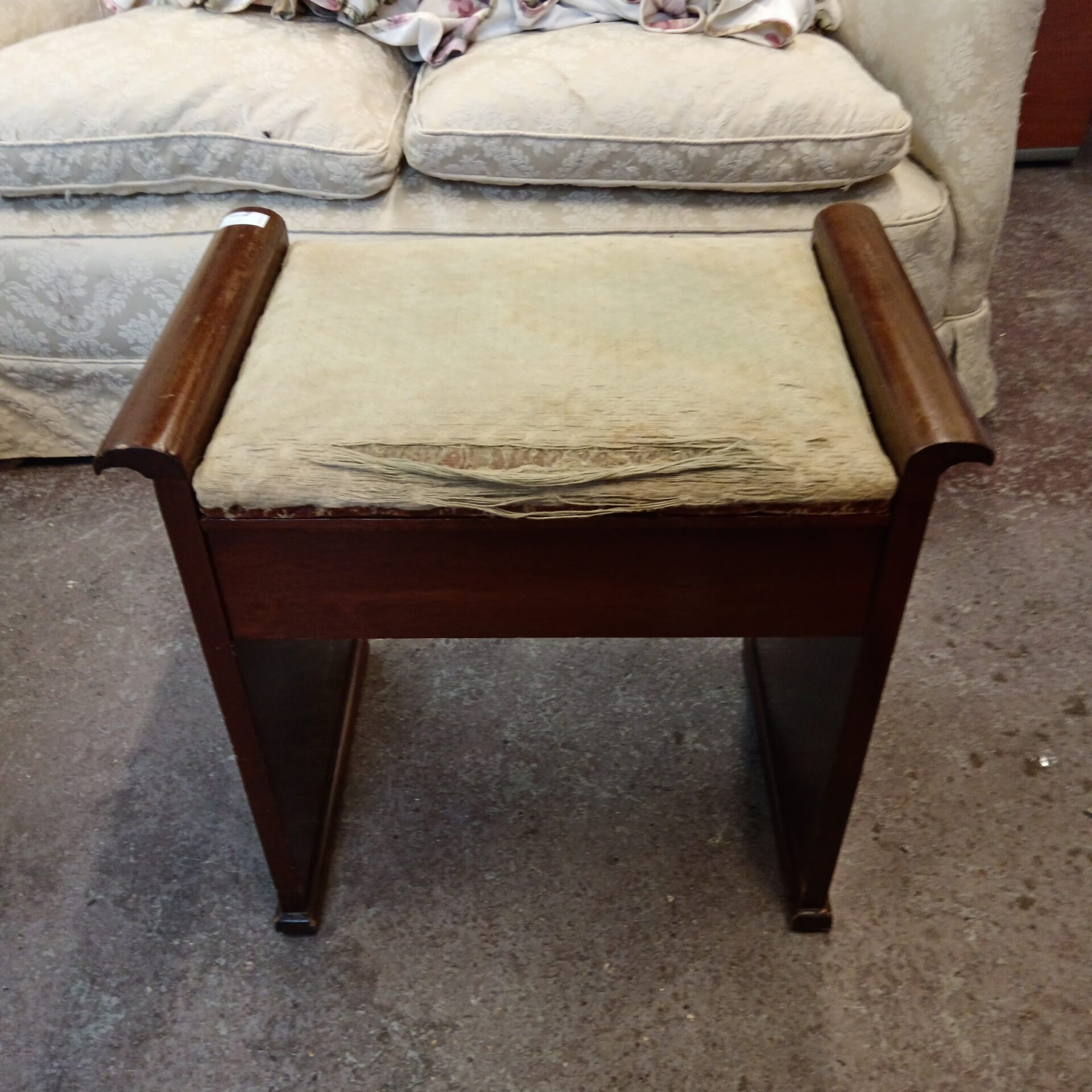1097 Vintage piano stool