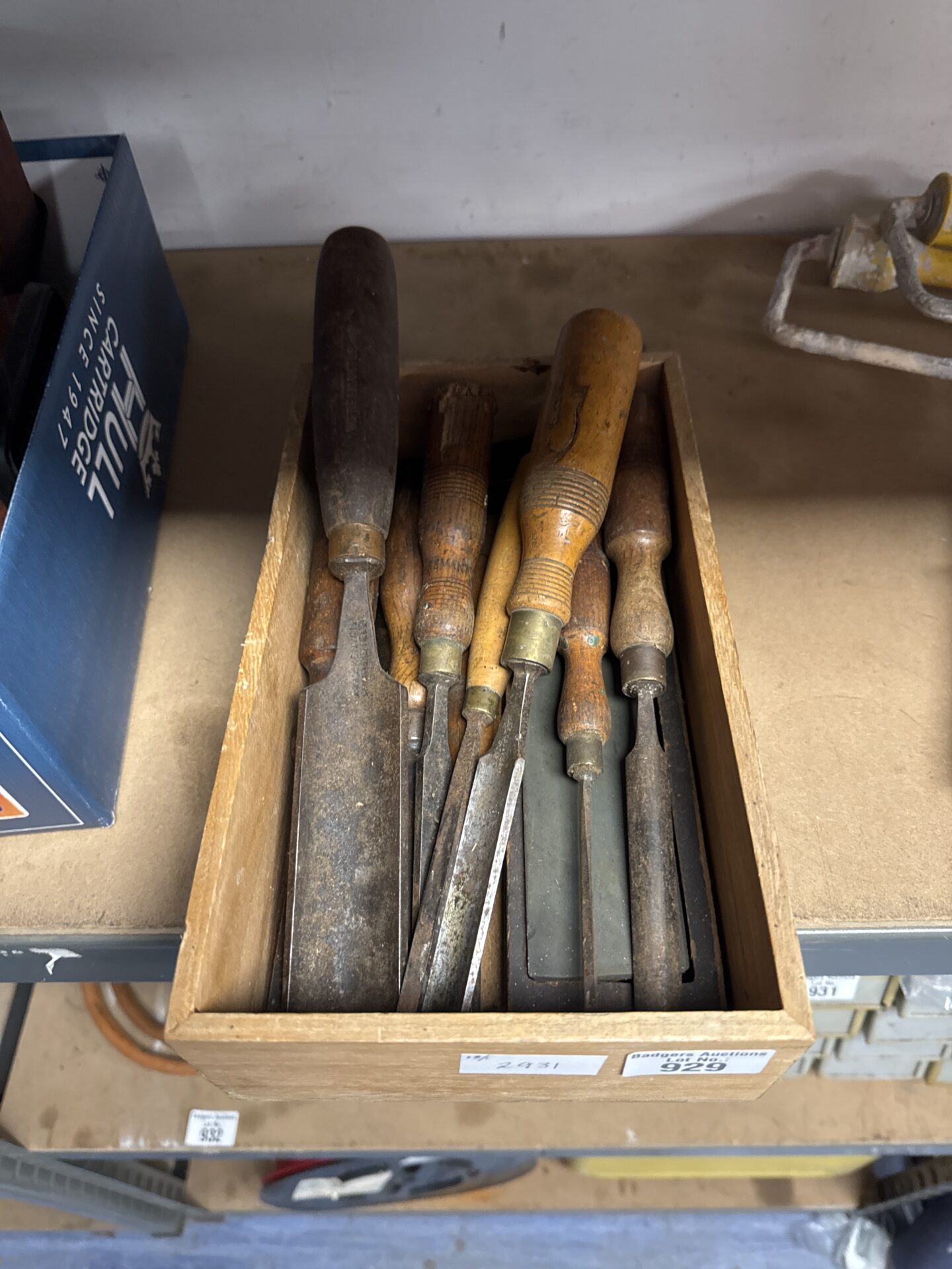 929 Small tray of assorted vintage wood chisels