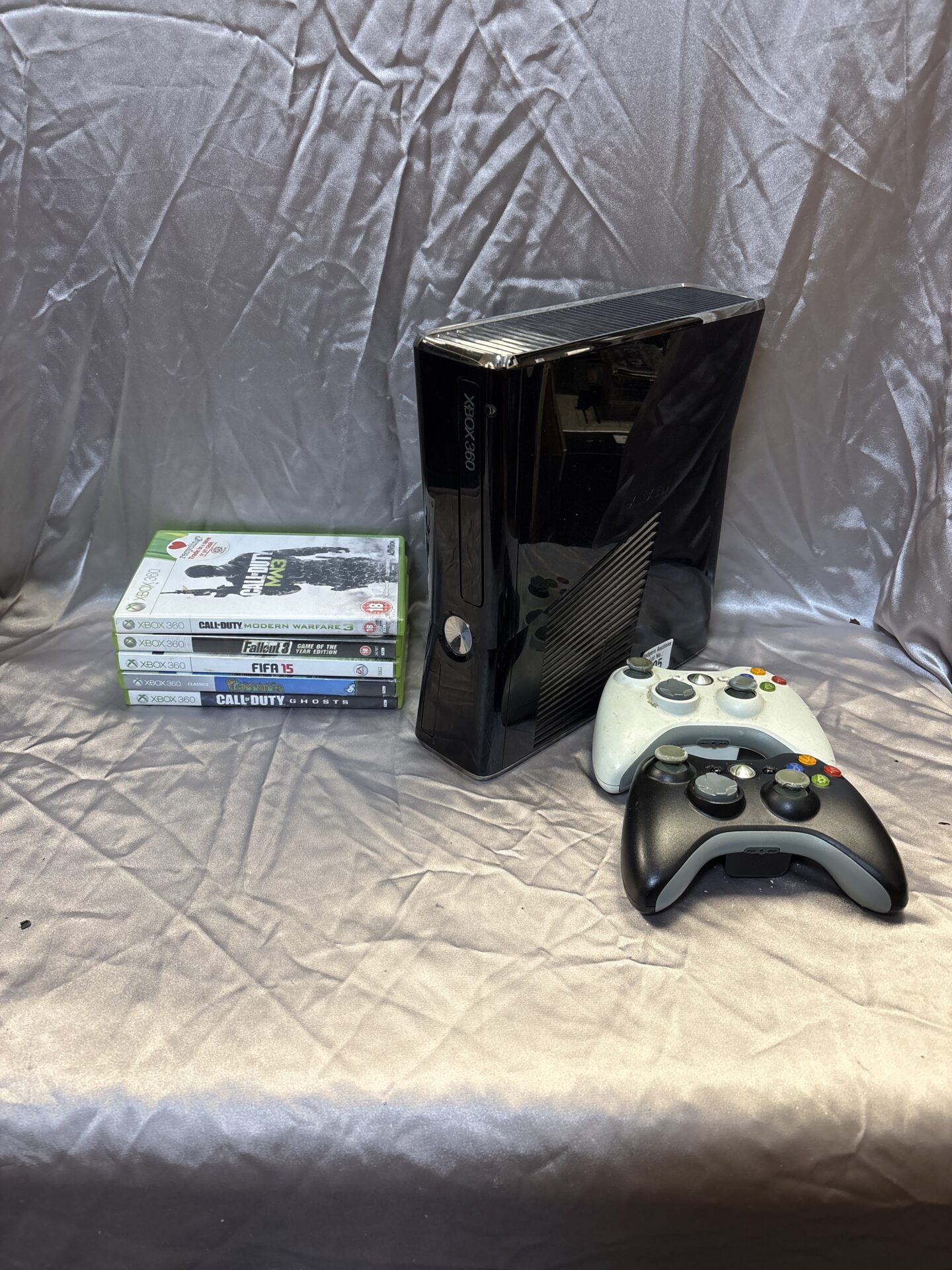 216 Microsoft Xbox 360 console with games and controllers