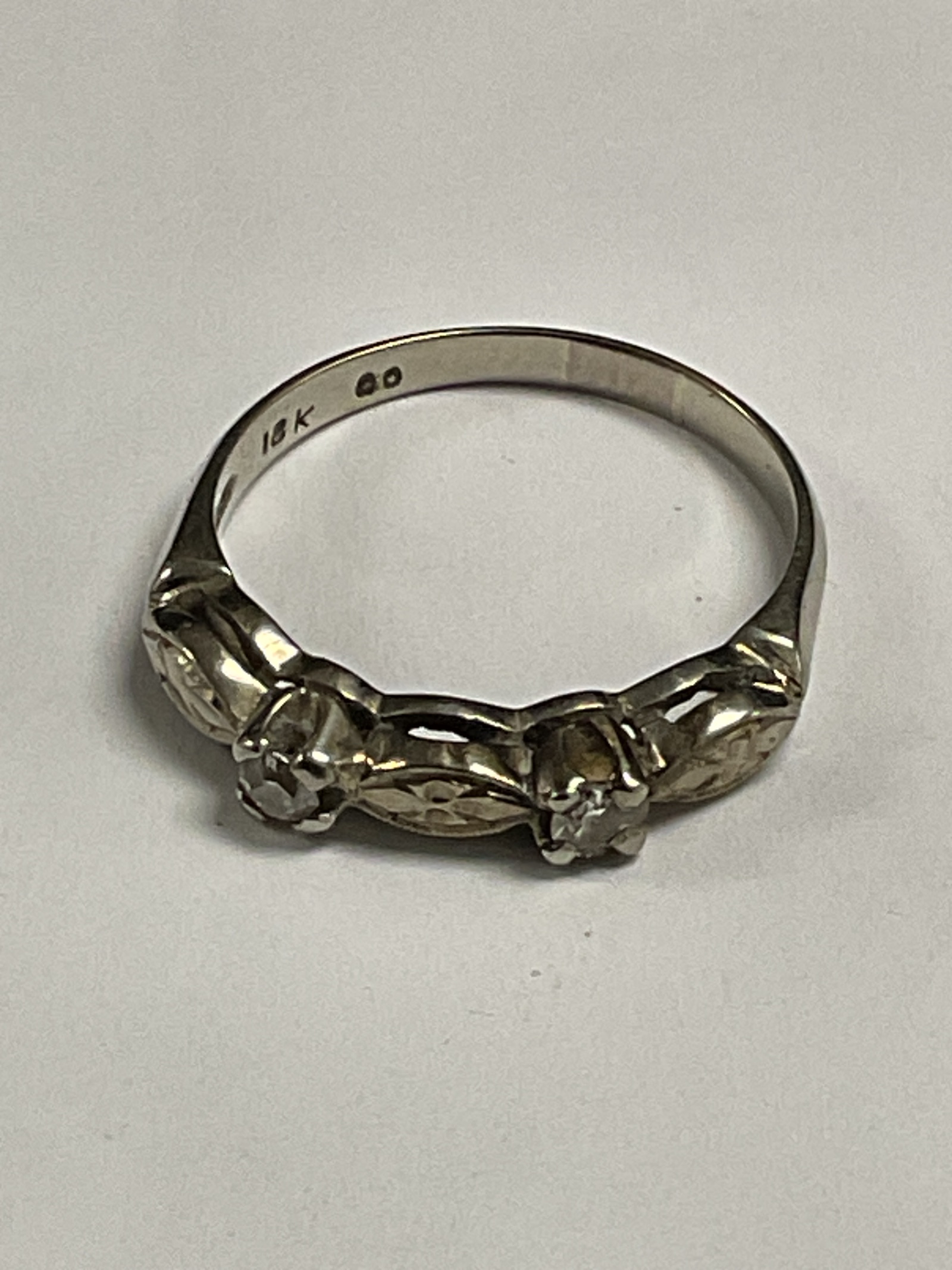 955 18ct white gold ring set with two diamonds 2.8g Ring Size O