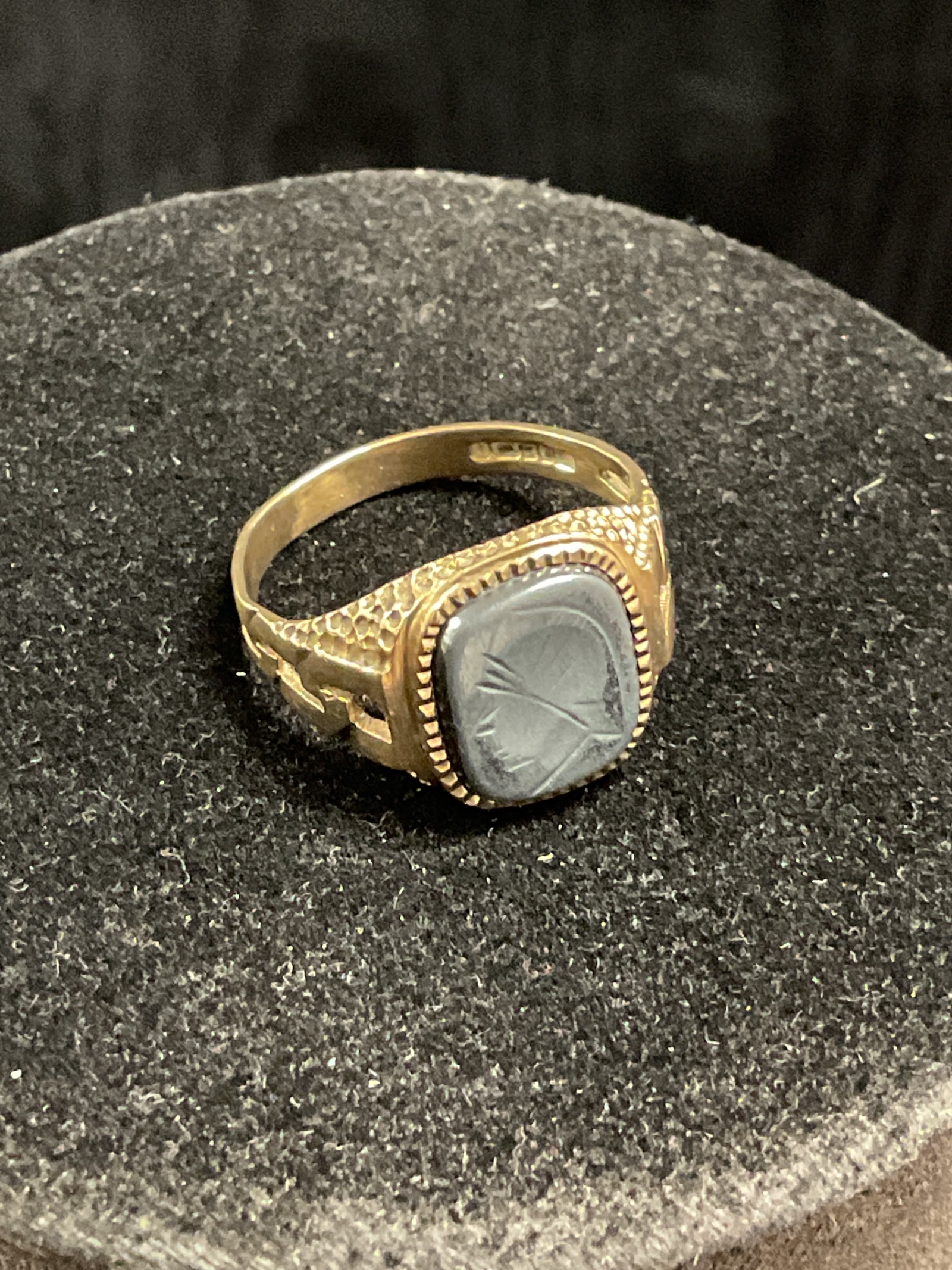 825 Hallmarked 9ct yellow gold 4g ring with hematite gem stone with intaglio carving of roman centurion on cushion shaped stone