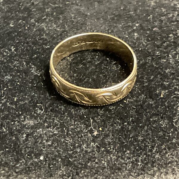 Hallmarked 9ct gold ring, size N, classic jewellery.
