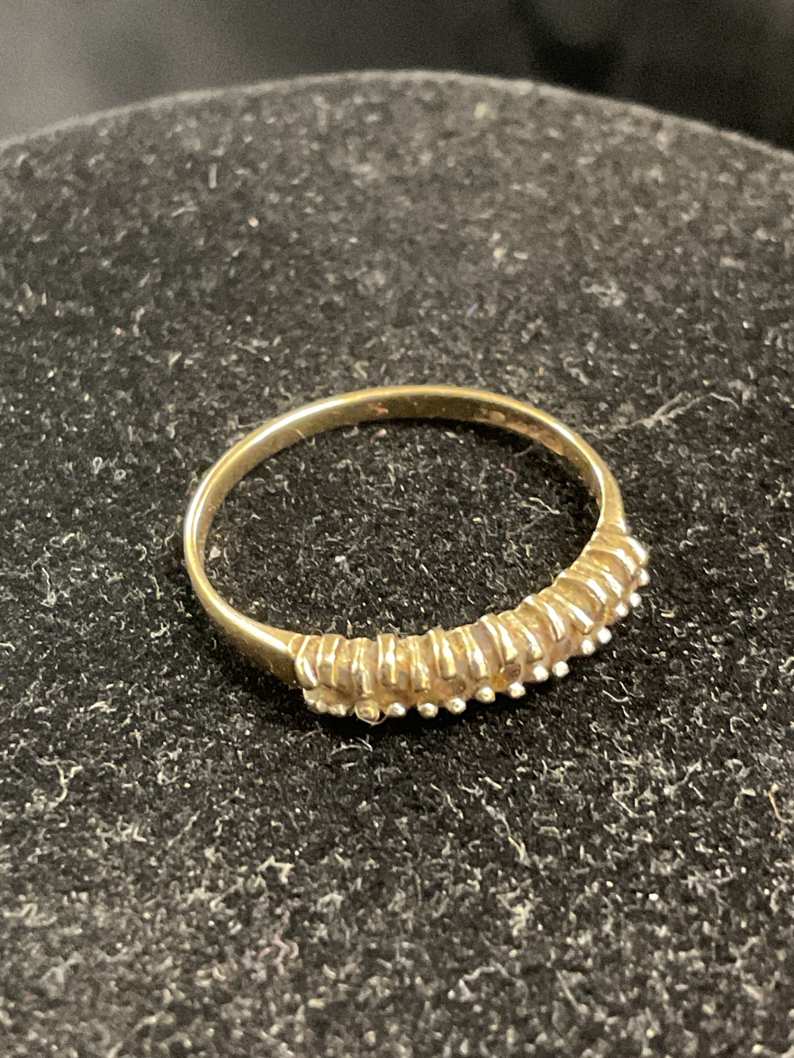 893 Hallmarked 9ct yellow gold ring set with seven white stones size M