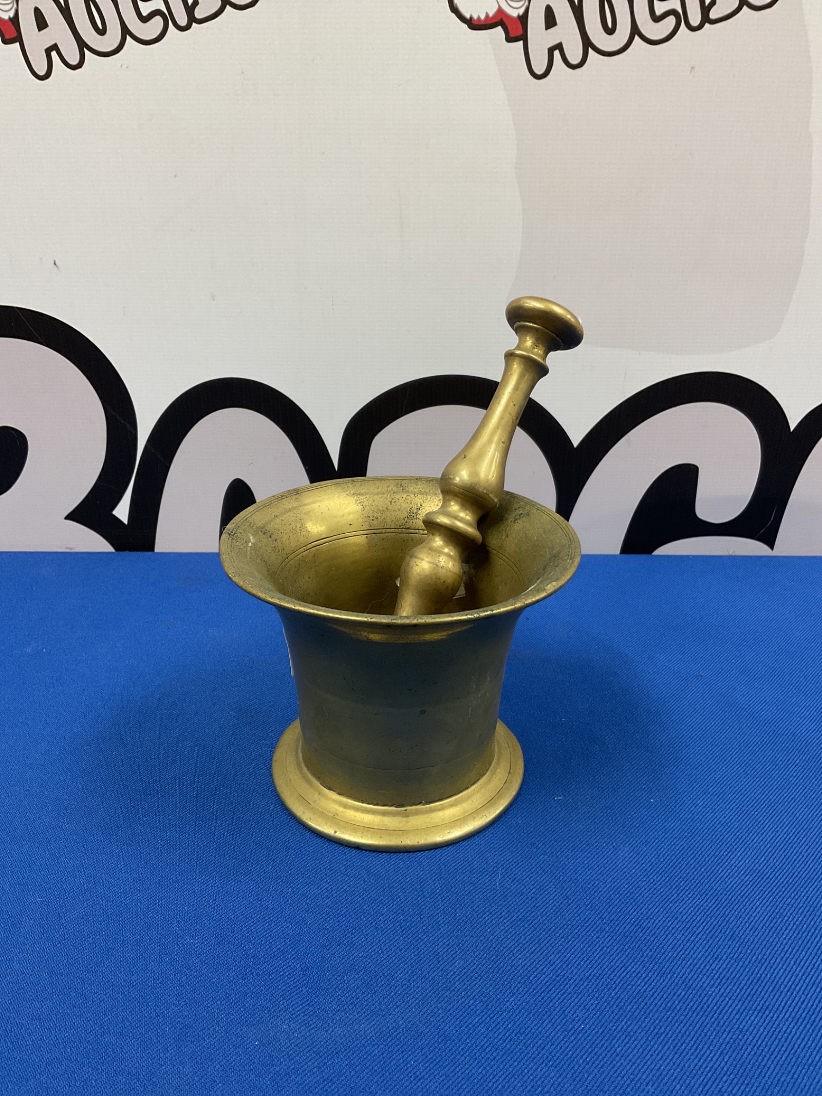 041 Heavy solid brass pestle and mortar