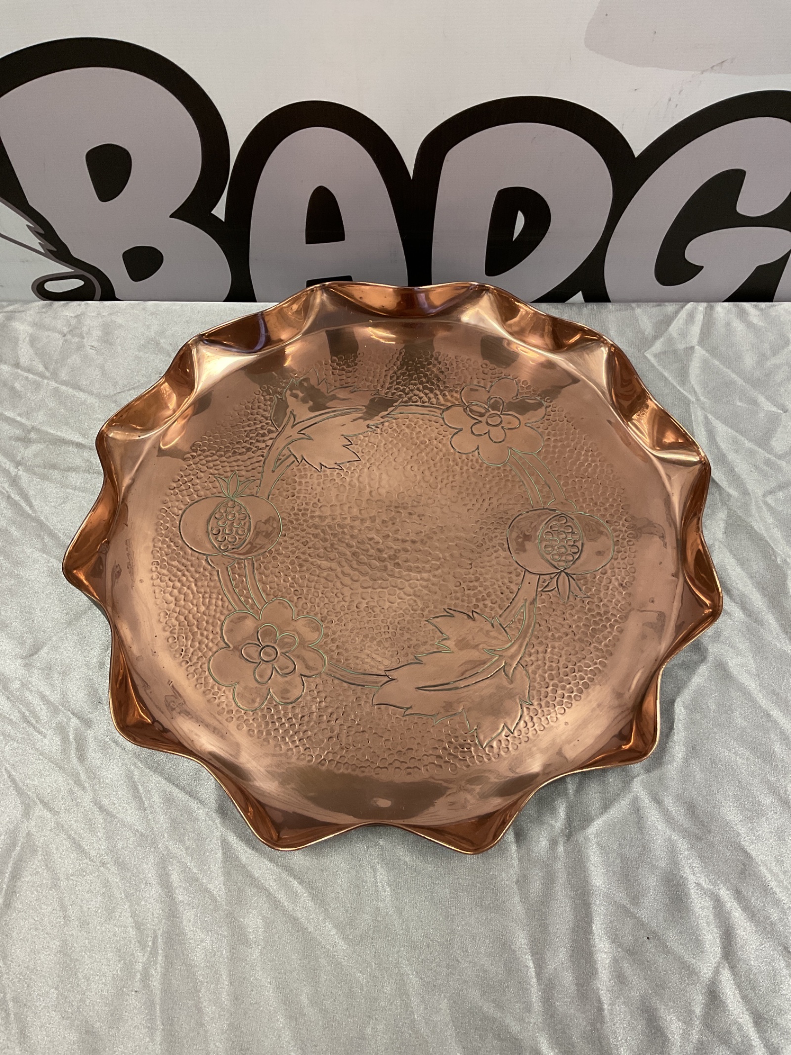 007 Antique arts & crafts copper pie crust edged serving tray 38cm diameter