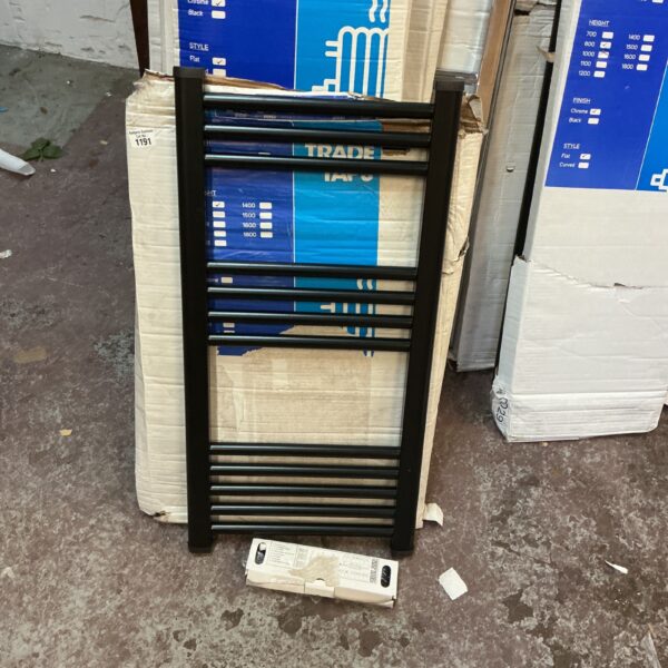 Black ladder radiator measuring 800x400mm for central heating.