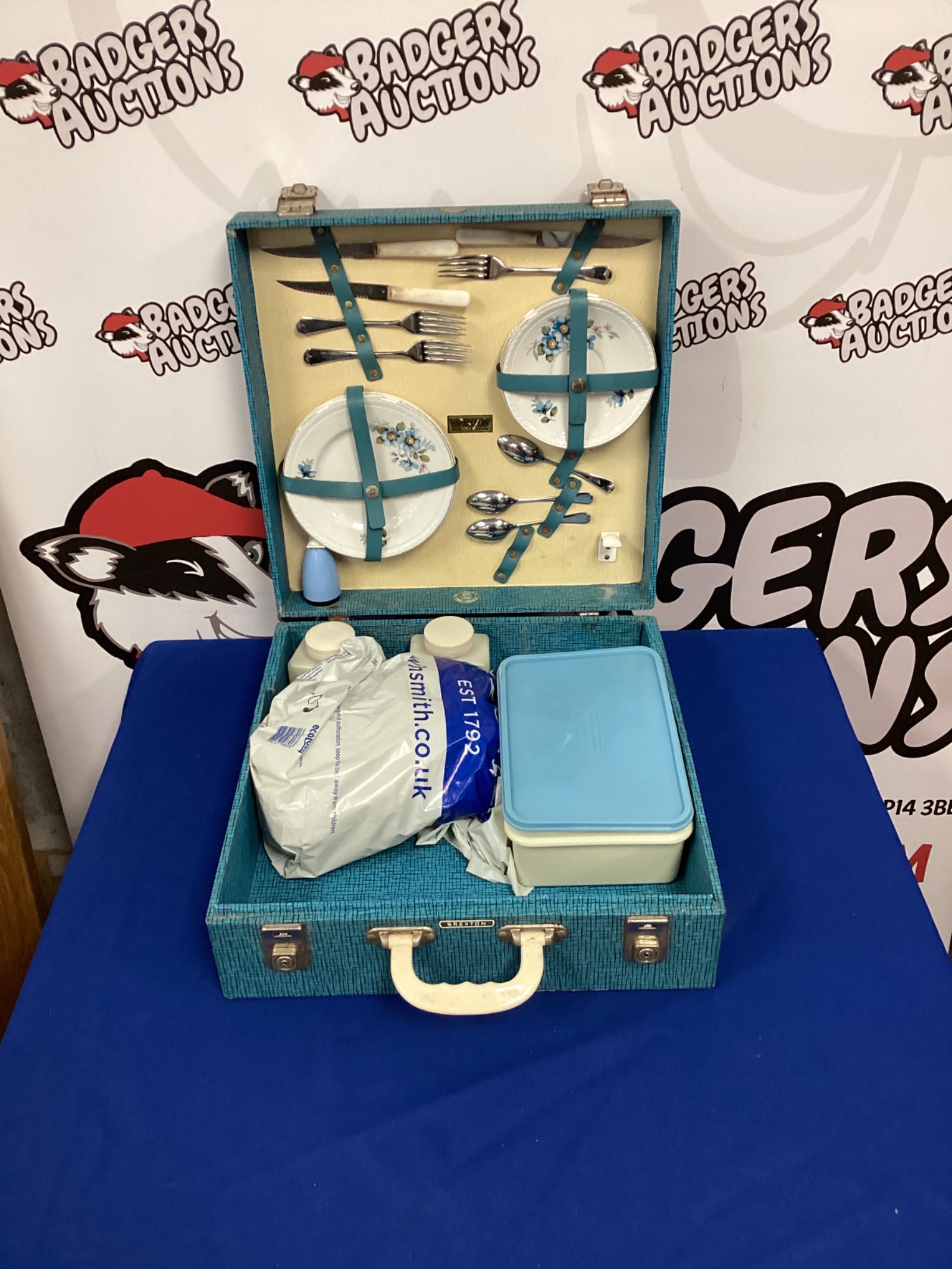 687 Brexton picnic set with contents