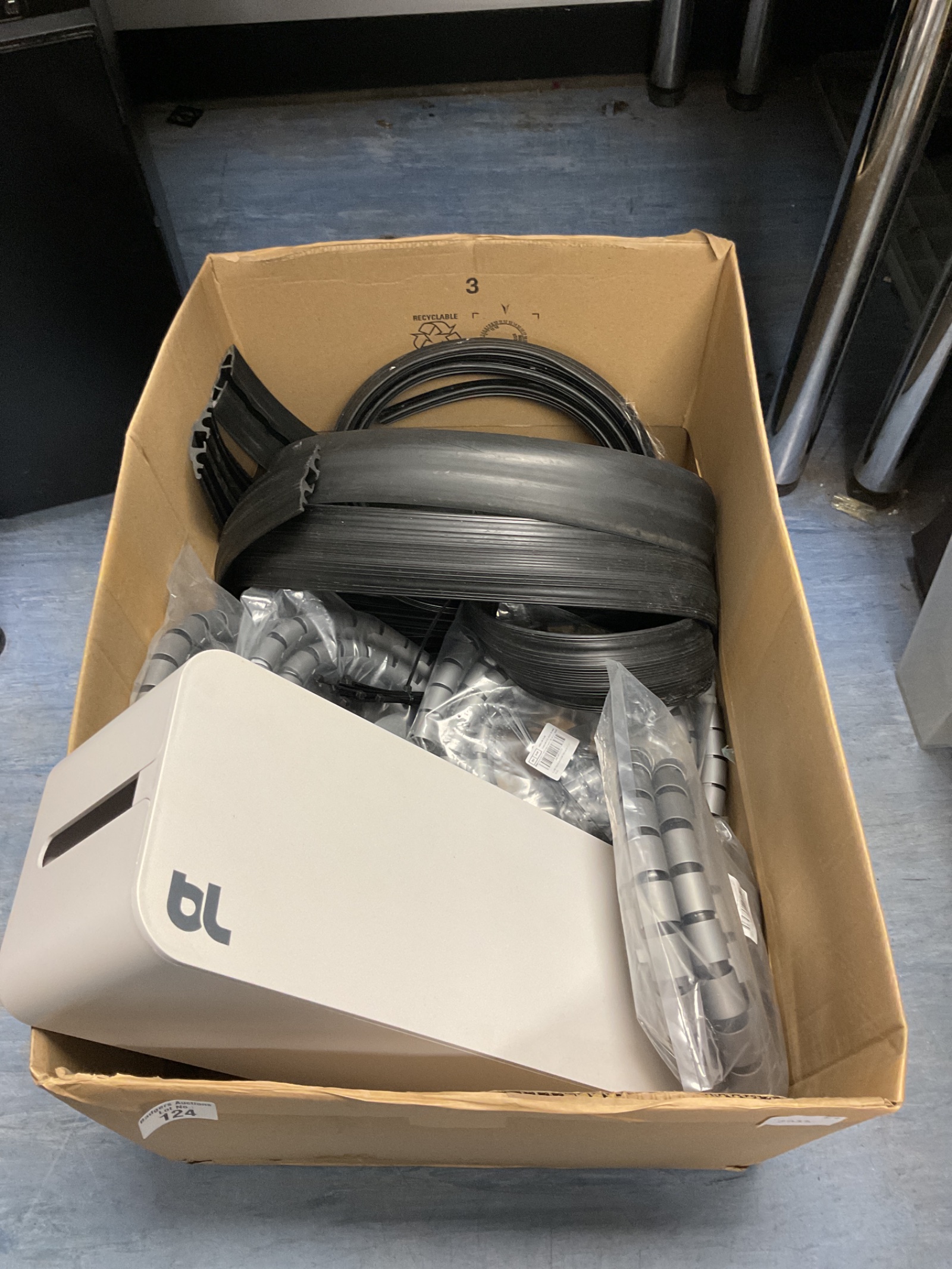 114 6m cable kerb x5 cable tidy’s x1 cable tidy box