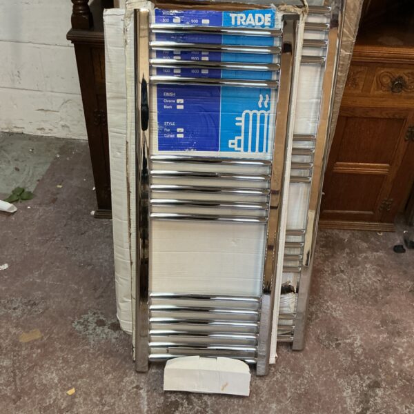 Chrome ladder radiator measuring 1000x400 for bathroom heating.