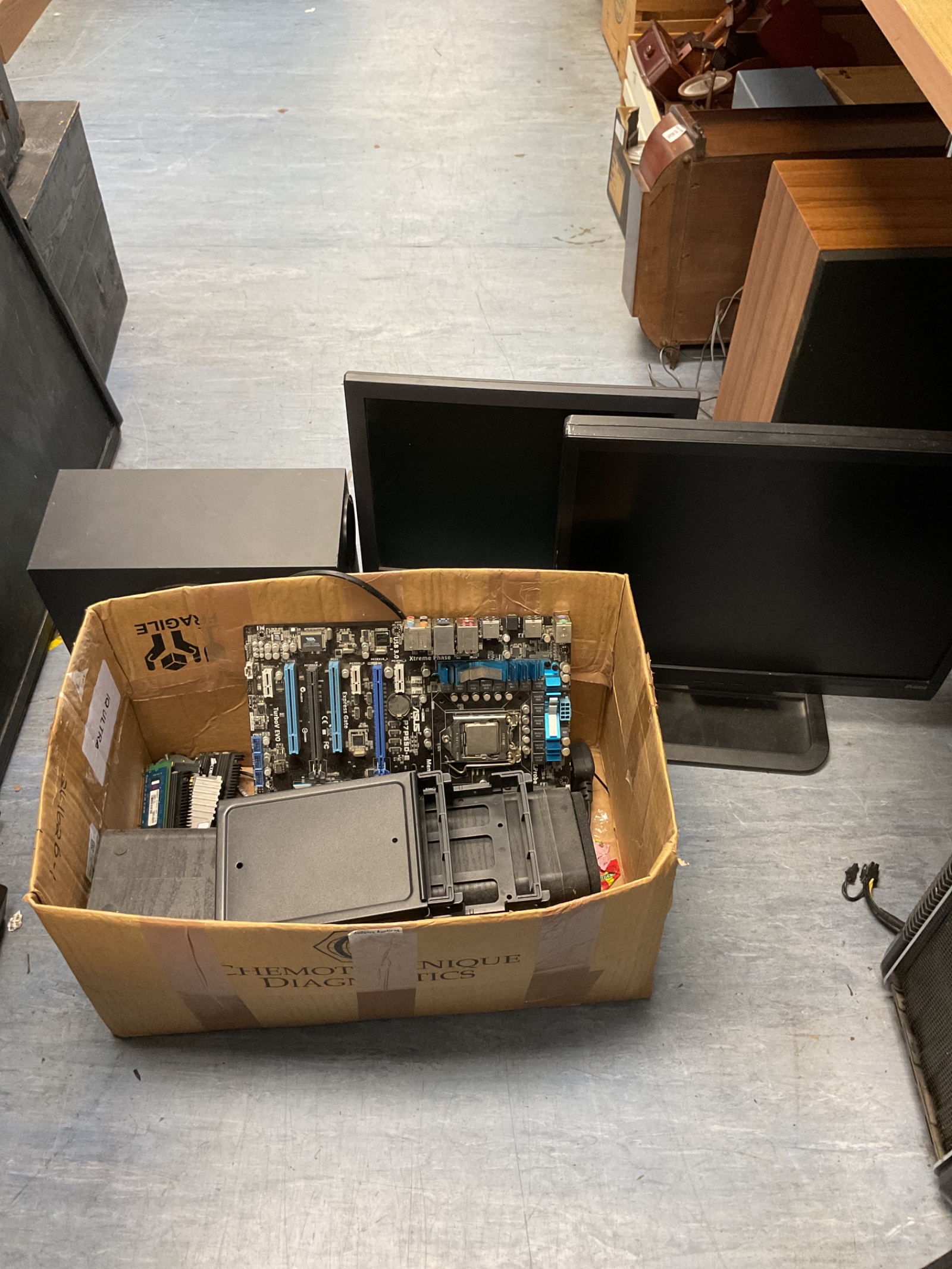 115 Box of mixed computer items including motherboard, ram sticks, speakers and monitor screens