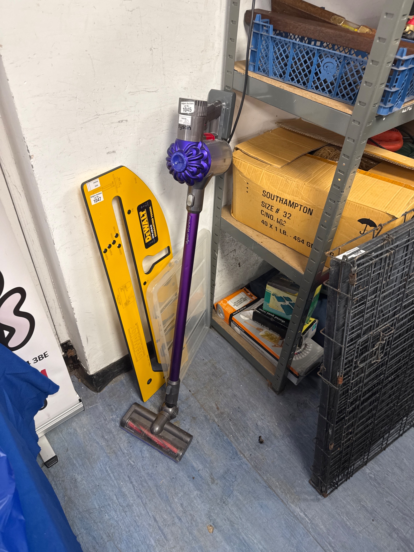1045 Dyson v6 animal cordless hoover with attachments & charger – powers on