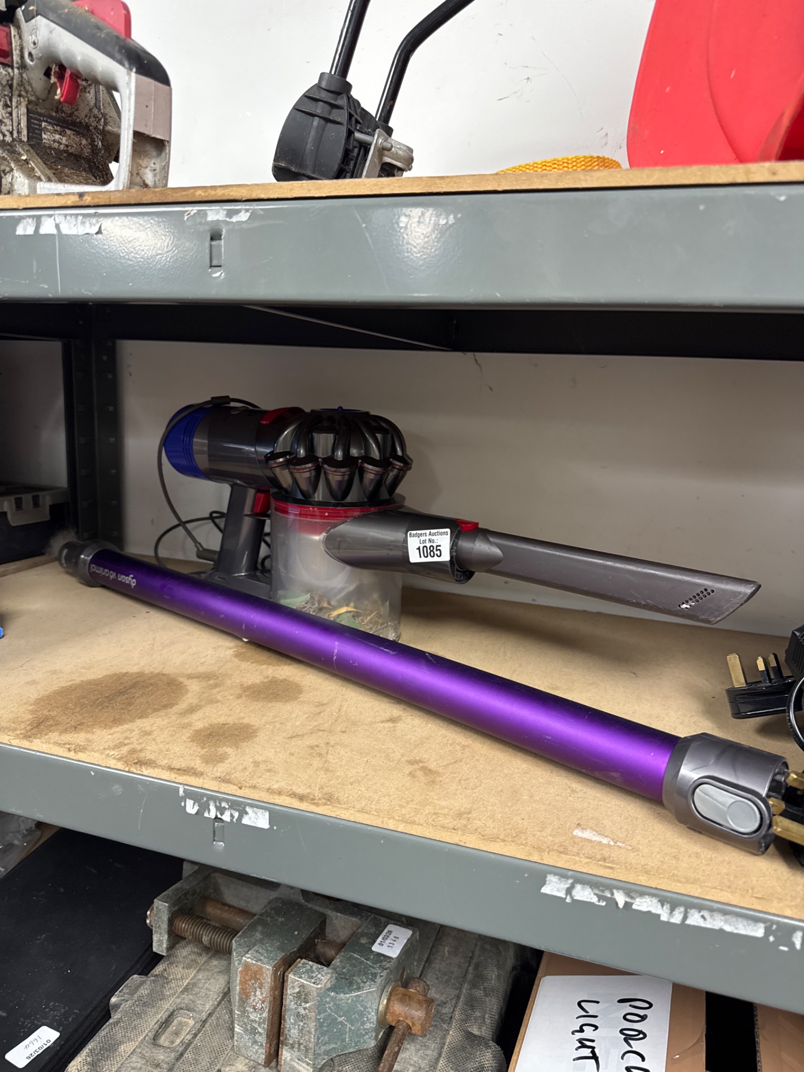 1085 Dyson v6 animal cordless hoover with charger – powers on, missing head from pole