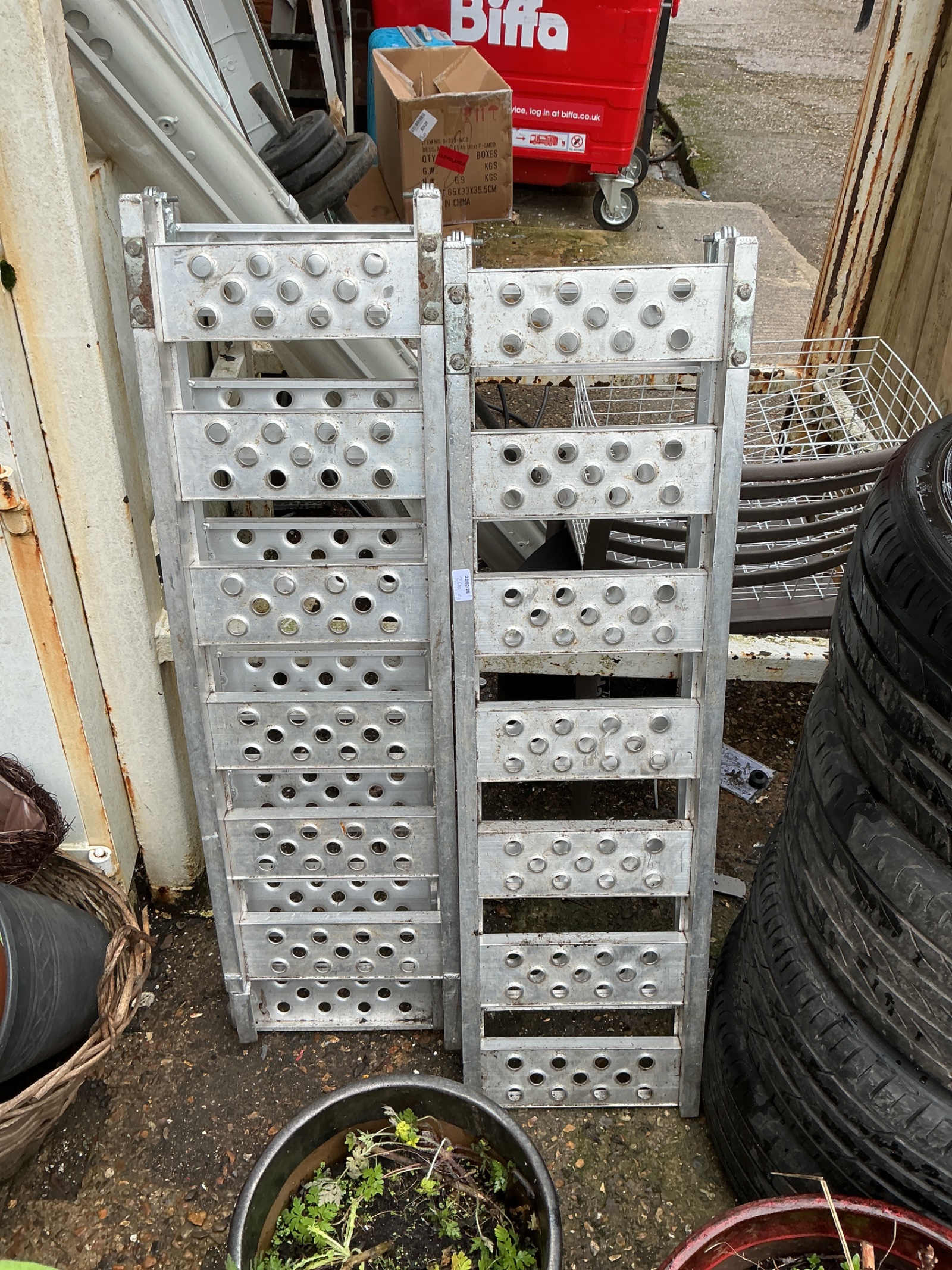 1064 Two aluminium Folding Ramps