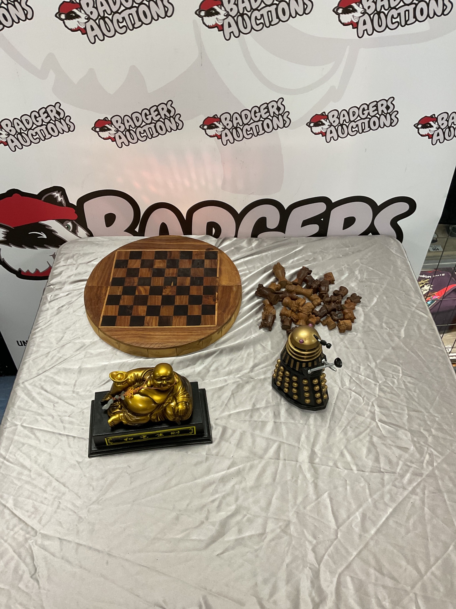 390 Foldimg wooden chess table with wooden pieces, Darlek and Buddha models