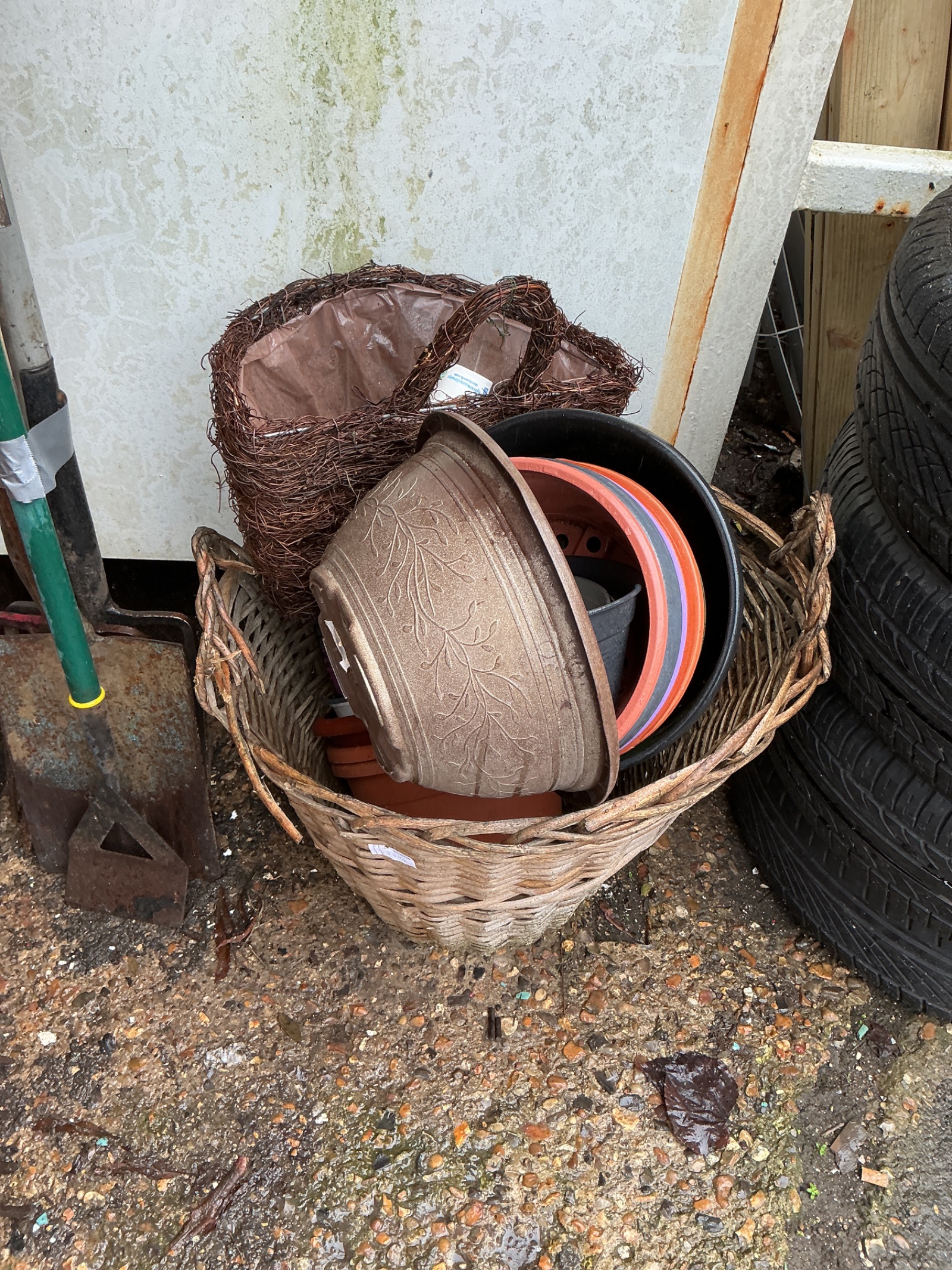 1115 Quantity of garden planters and baskets