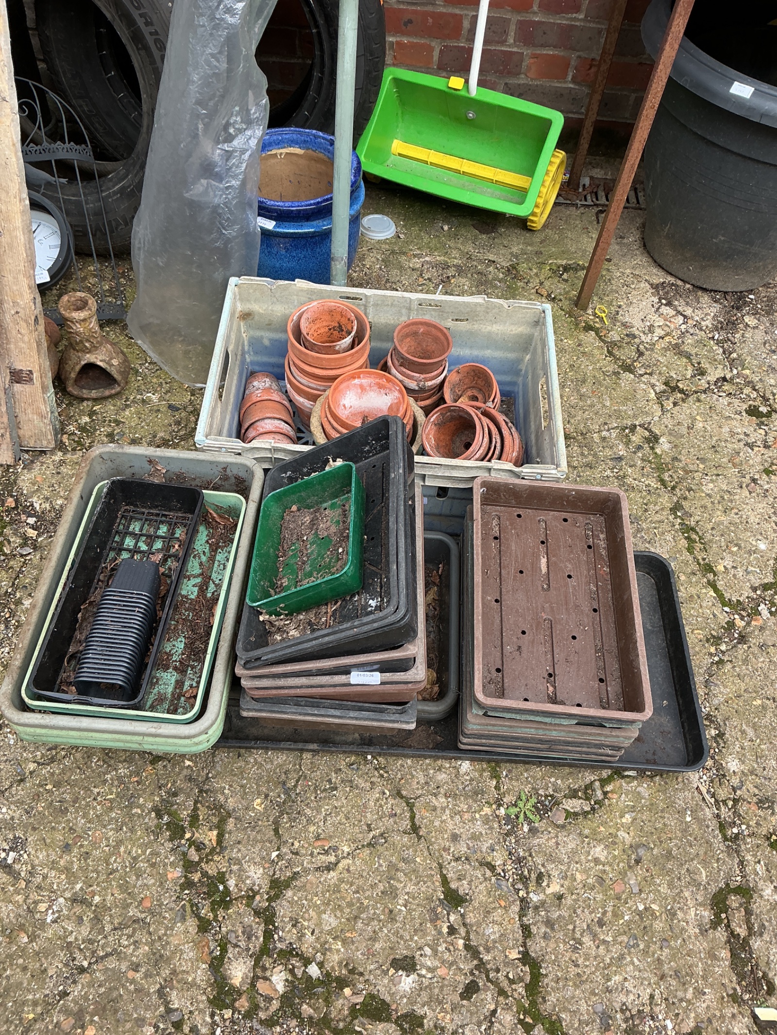 1232 Large quantity of garden pots and trays