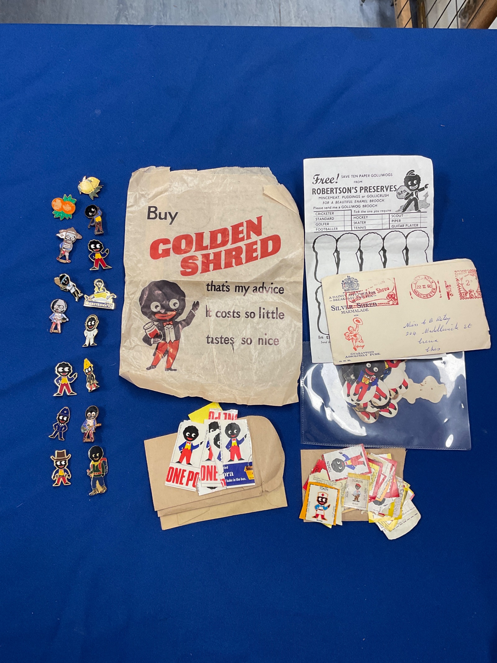 820 Collection of vintage golden shred golly badges, labels & ephemera