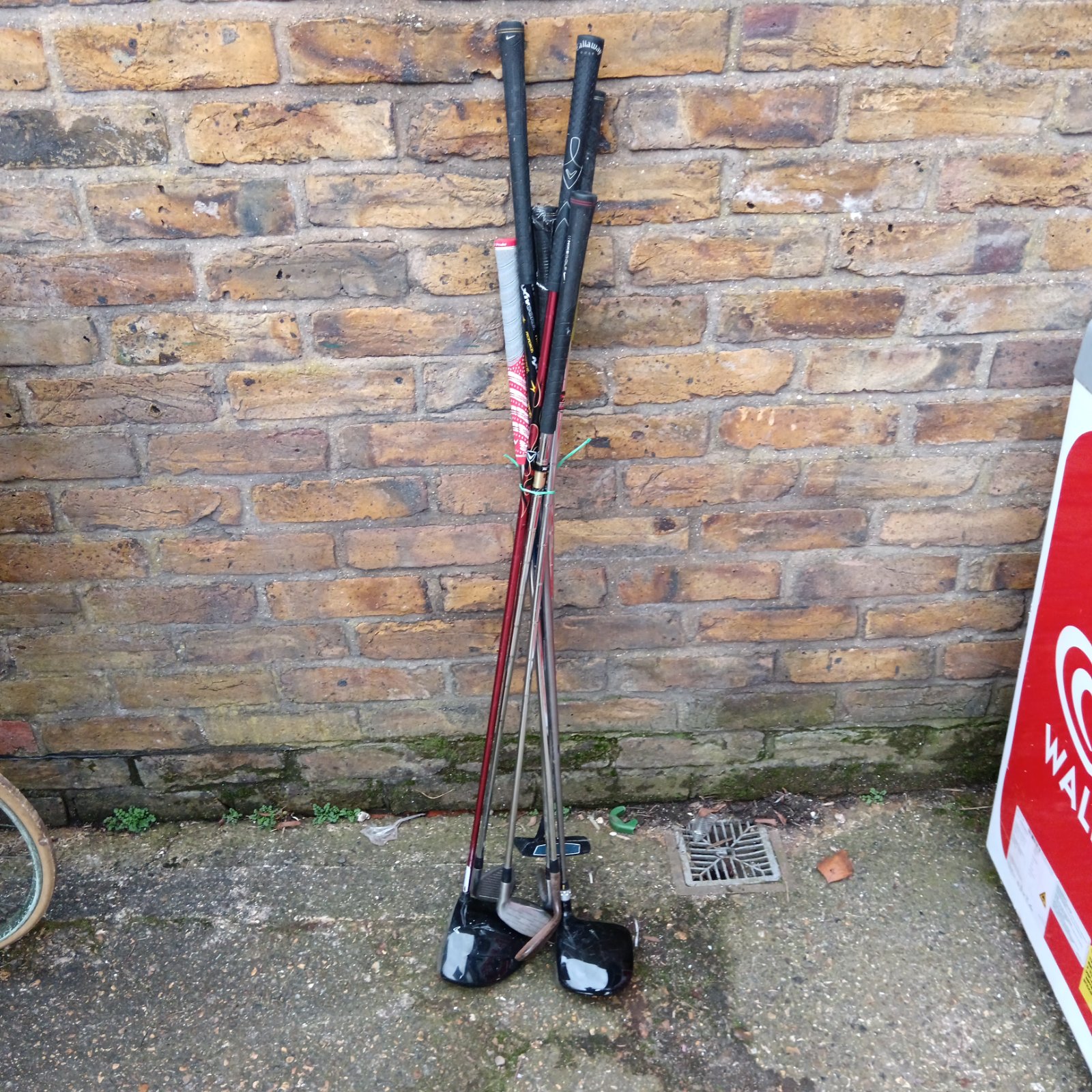 1330 Selection of golf clubs including nike driver & Callaway diablo driver