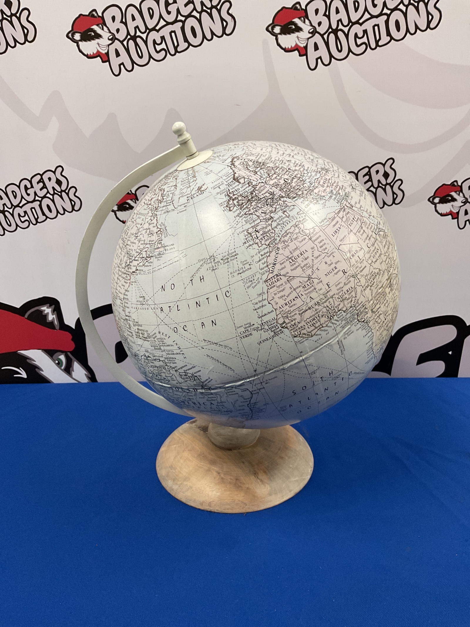 021 Government of india 2012 30cm diameter globe on wooden base