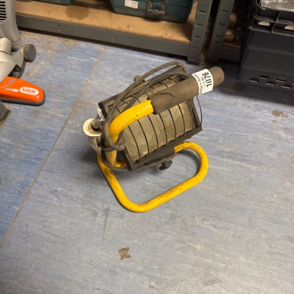Untested 110v halogen site light for construction or DIY.