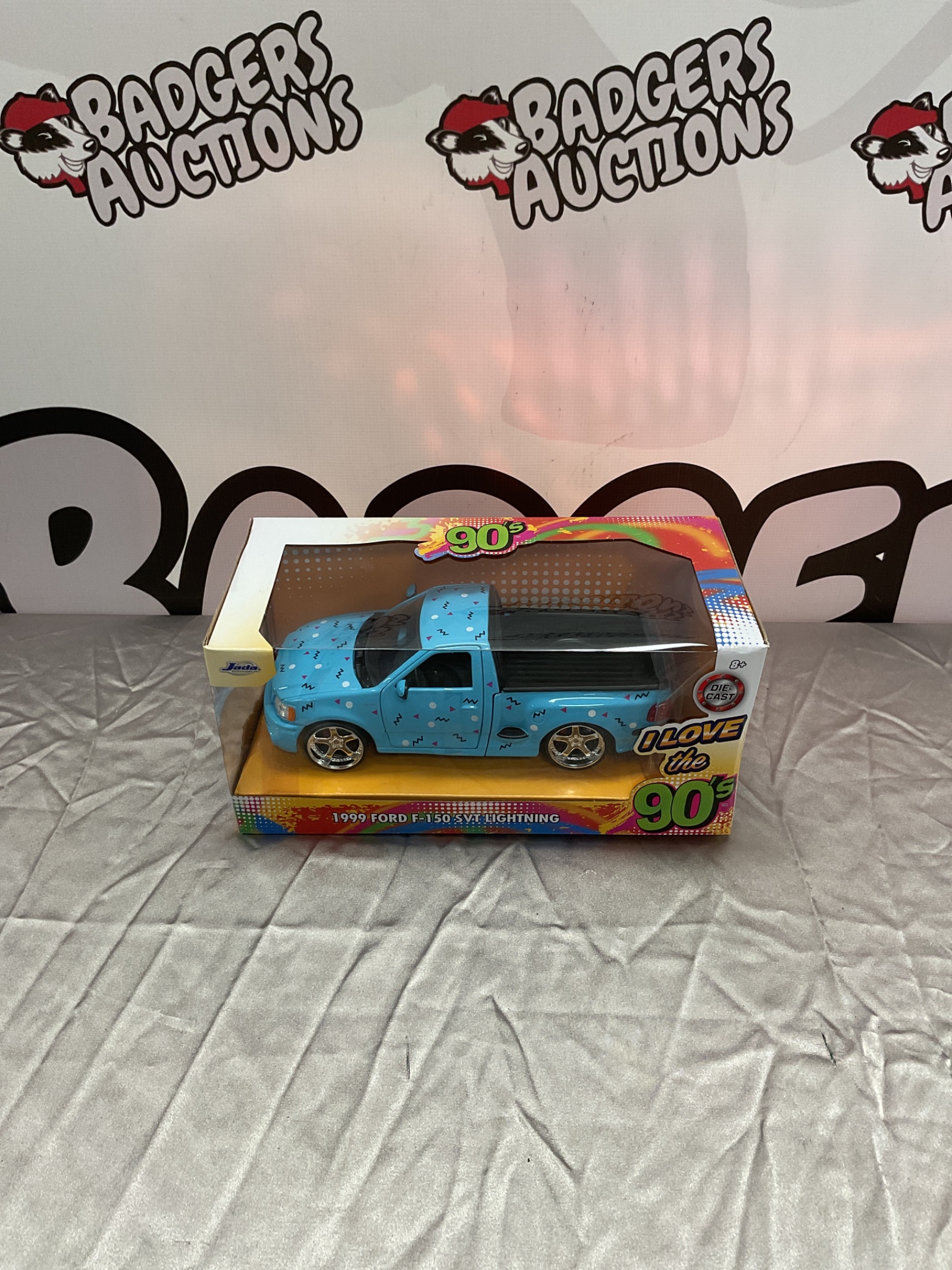 338 Jada diecast 1999 Ford F-F150 SVT Lightning model