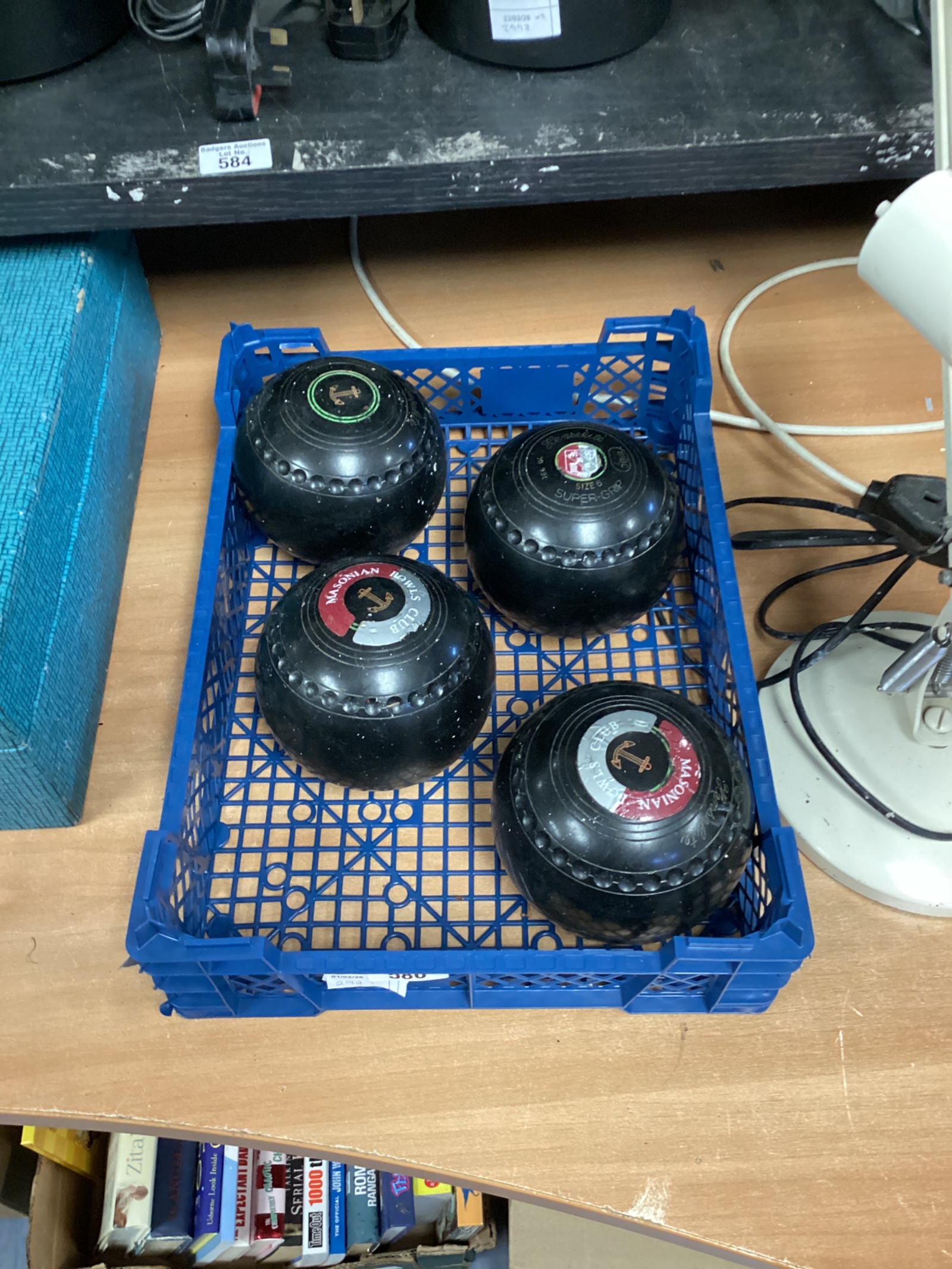 586 Set of lawn bowls