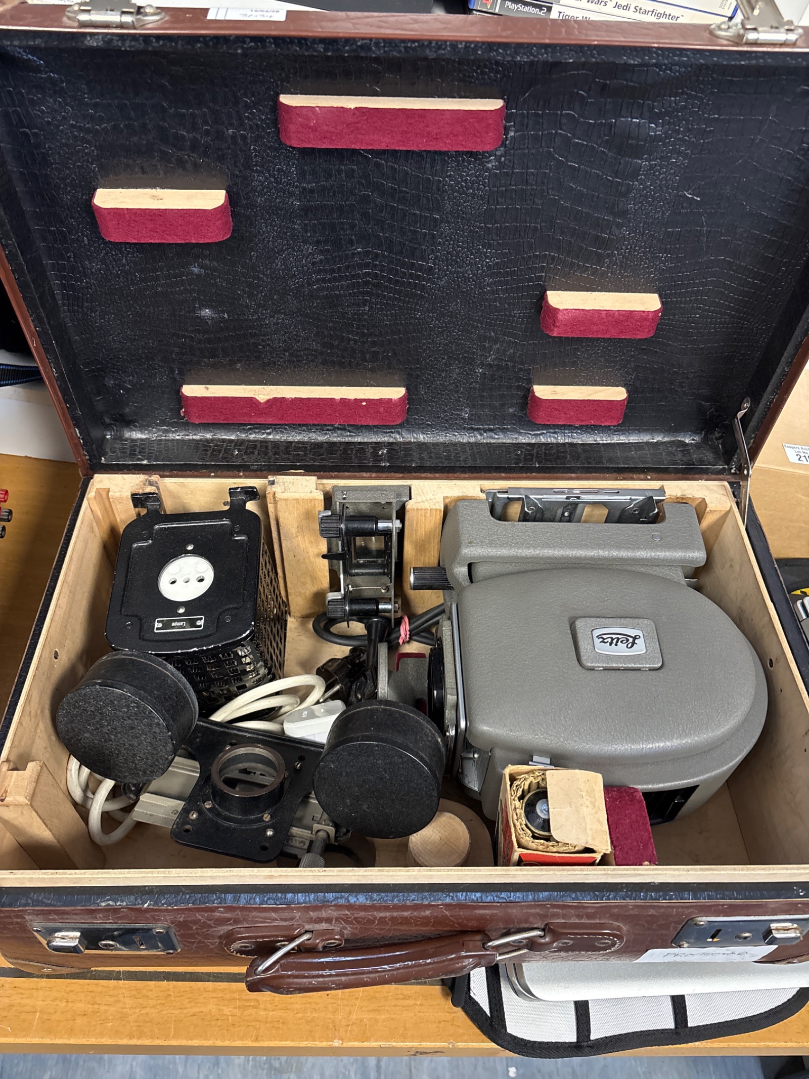 166 Leitz Vintage 1930s slide projector In Case
