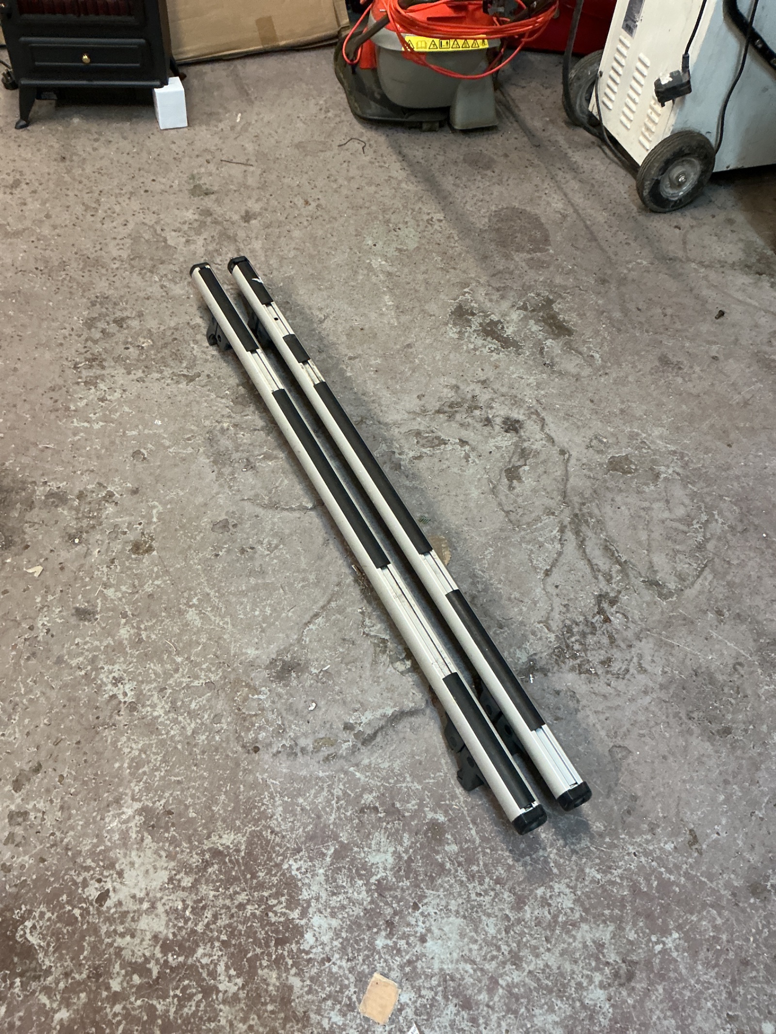 1061 Set of lockable Car Roof Bars with key