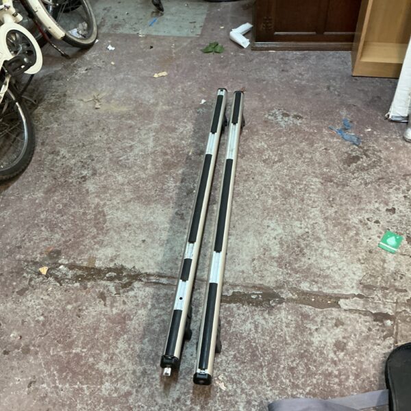 Set of lockable roof bars for vehicle roof rack.