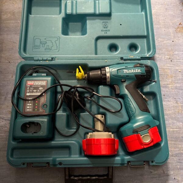 Makita cordless drill set in open carrying case.