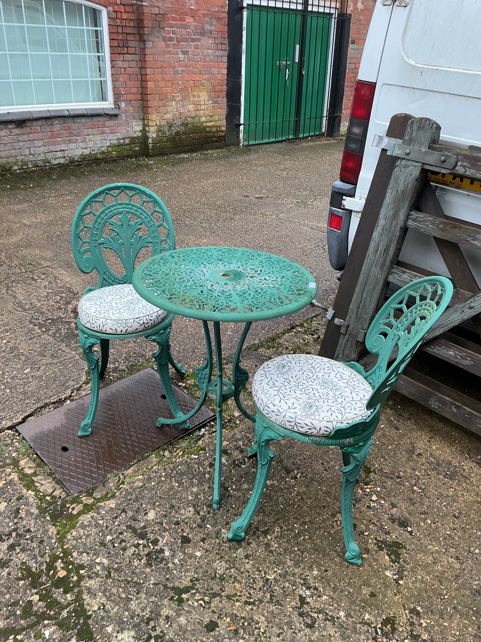 1085 Metal garden table with two chairs and cushions