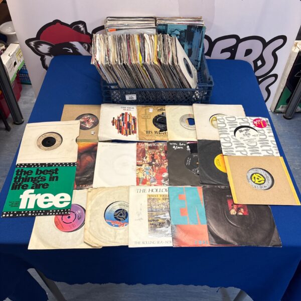 Mixed lot of vintage 7 inch vinyl singles for collectors.