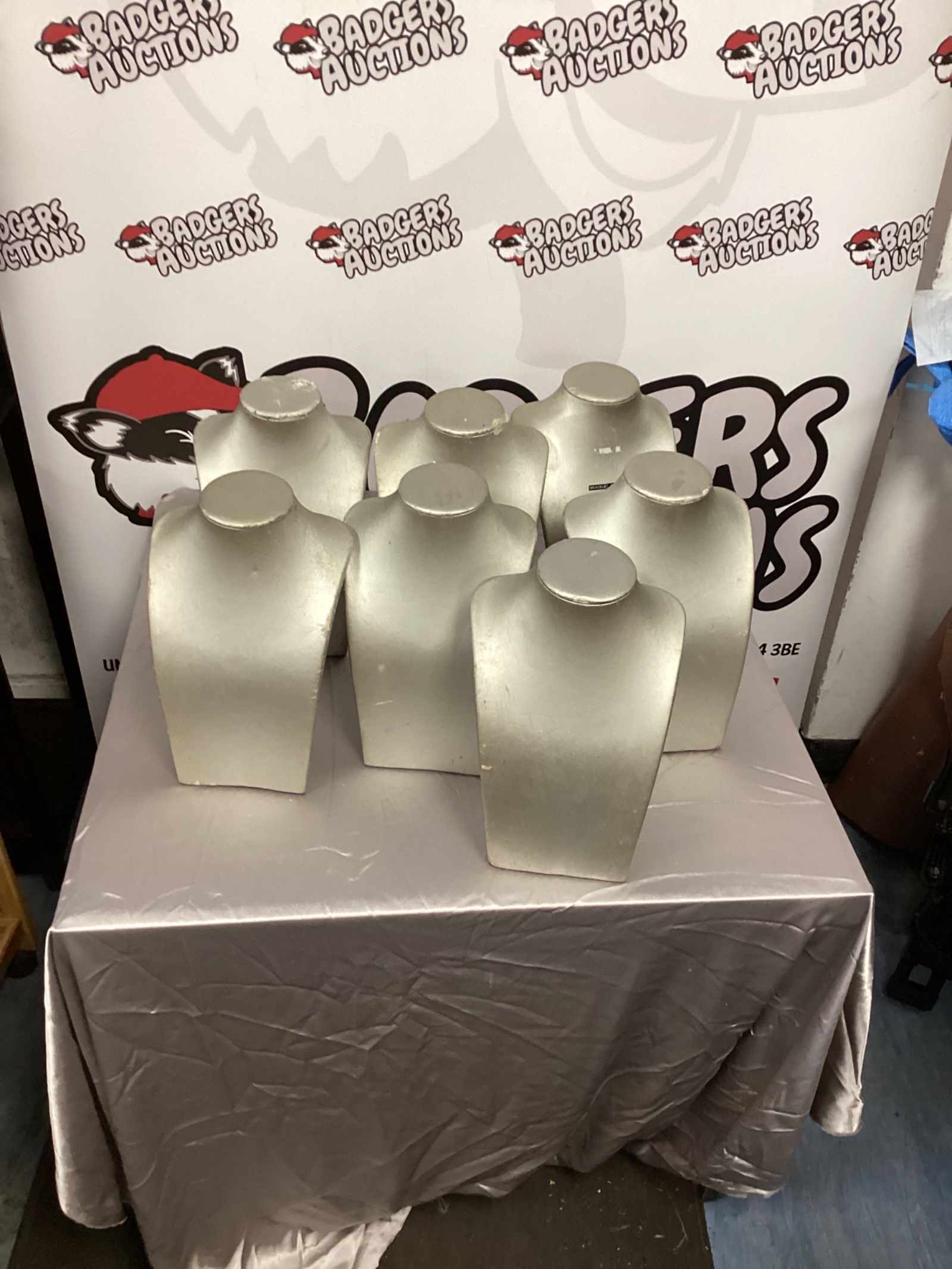 623 Box of necklace stands