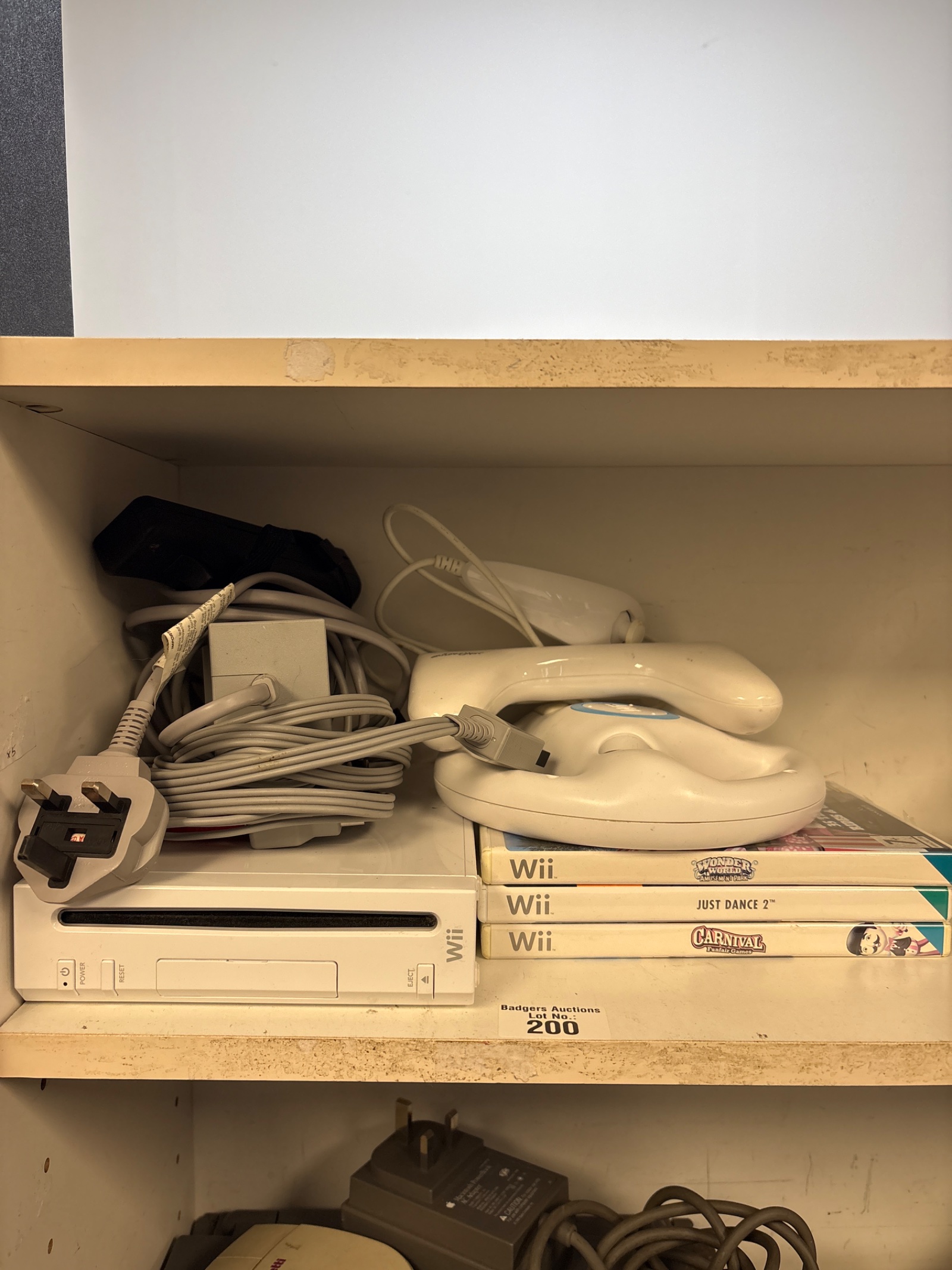 232 Nintendo Wii console with games, Leads and accessories