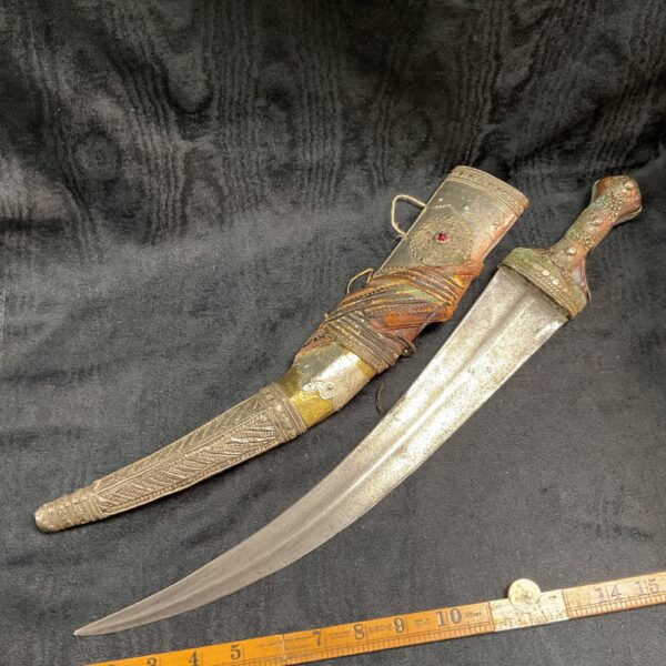 Antique Omani jambiya dagger with silver hilt and scabbard, circa 1880.