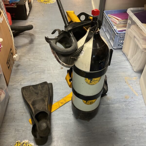 Complete scuba diving gear set with cylinder, mask, snorkel and flippers.