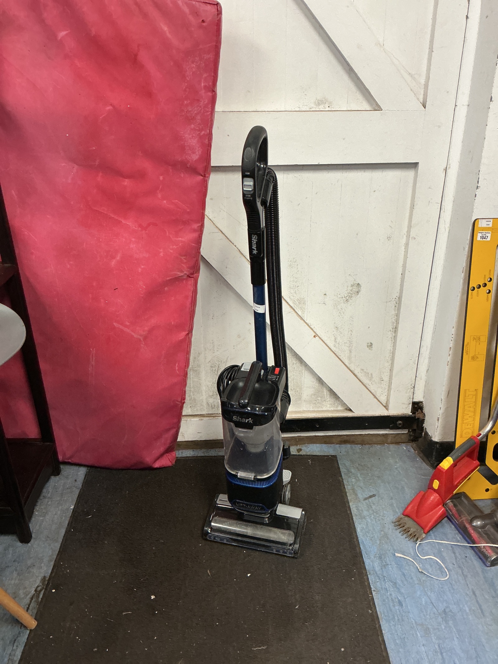 1056 Shark lift away vacuum cleaner
