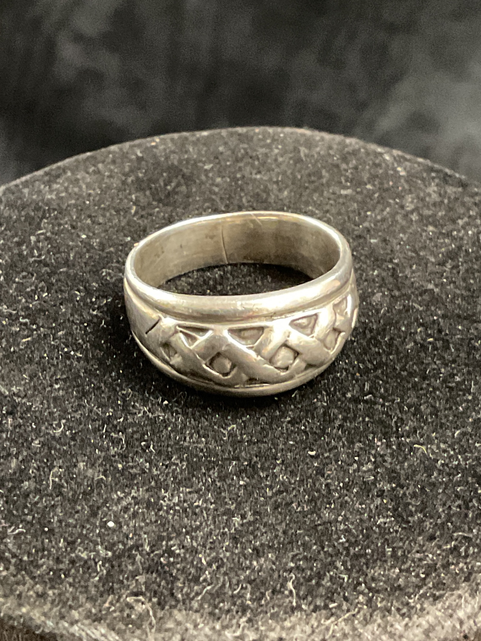 922 925 Silver patterned ring size Q 6.4g