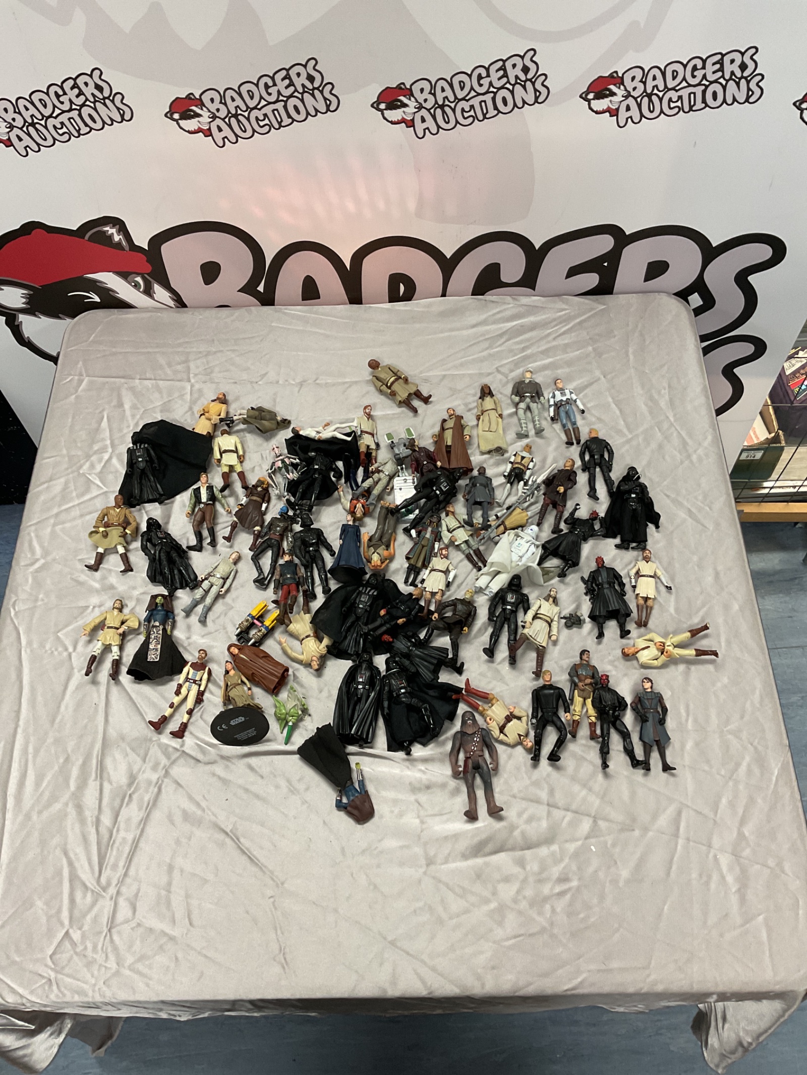 369 Box of assorted Star Wars figures, including Darth Vader, Luke Skywalker, Anakin, Chewbacca and others